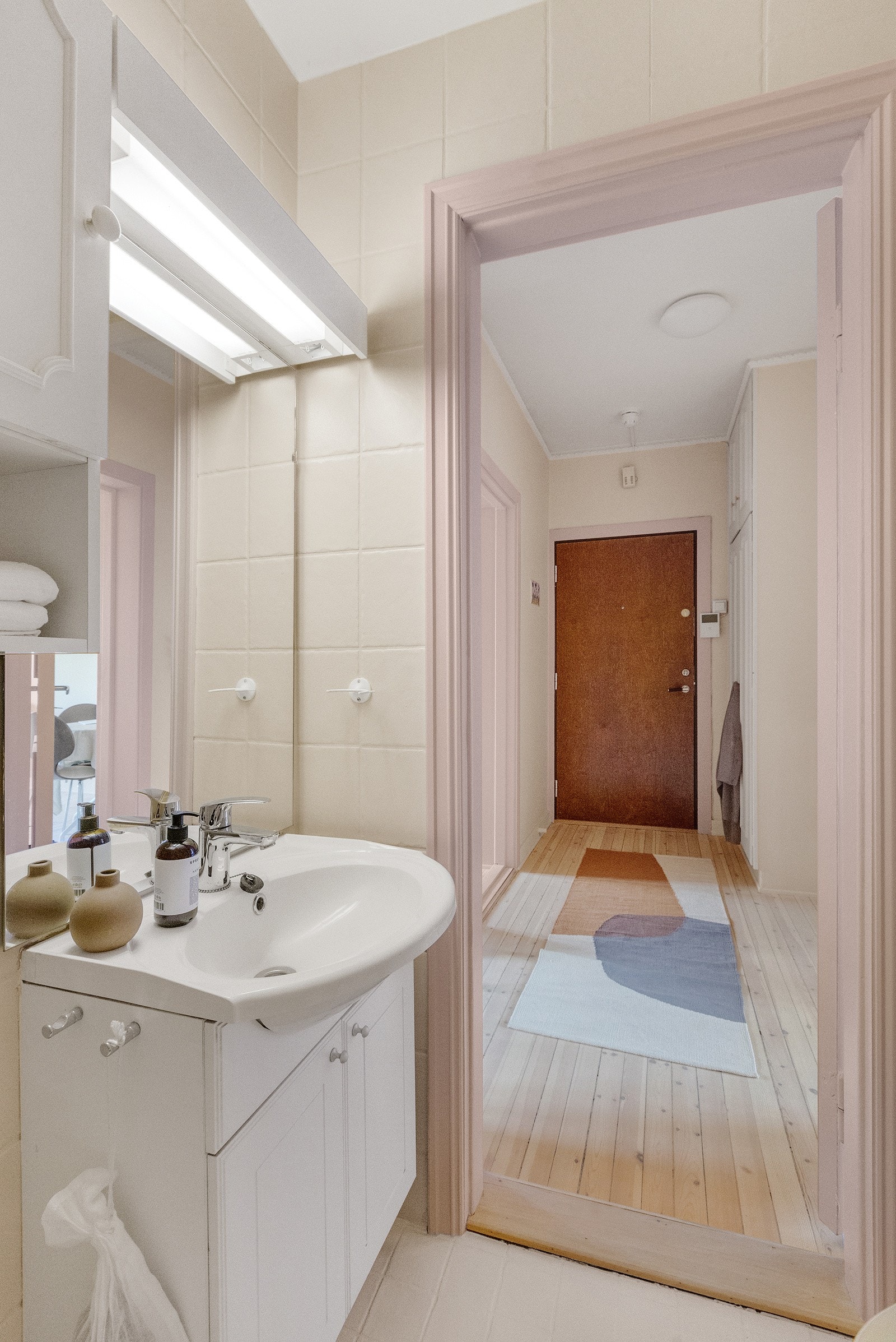 Badet er overflatebehandlet i 2024 hvor gulv, himling og vegger ble malt. Galleribilde