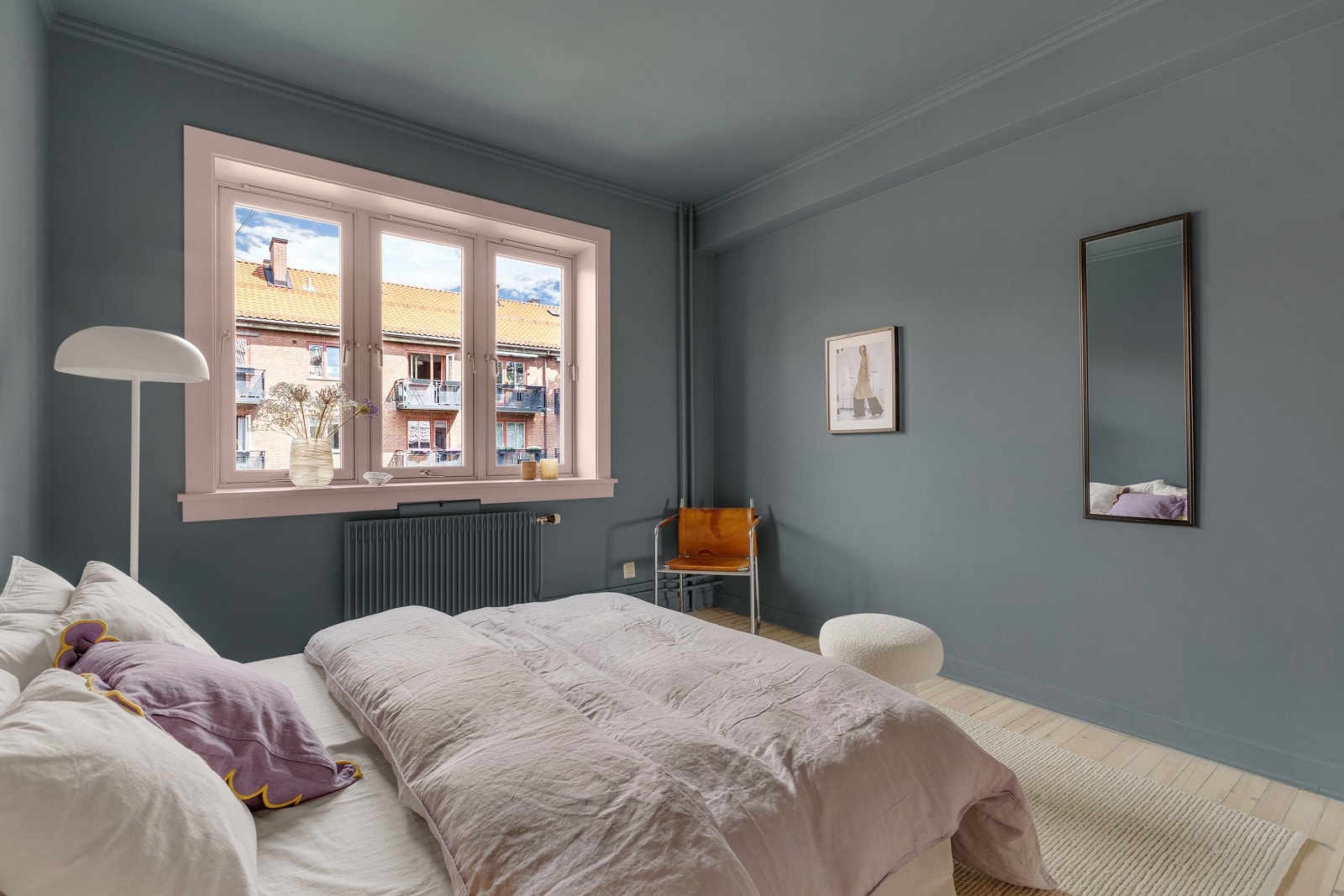 På soverommet har du god plass til en stor dobbeltseng med tilhørende nattbord, samt en kontorpult eller kommoder. Galleribilde