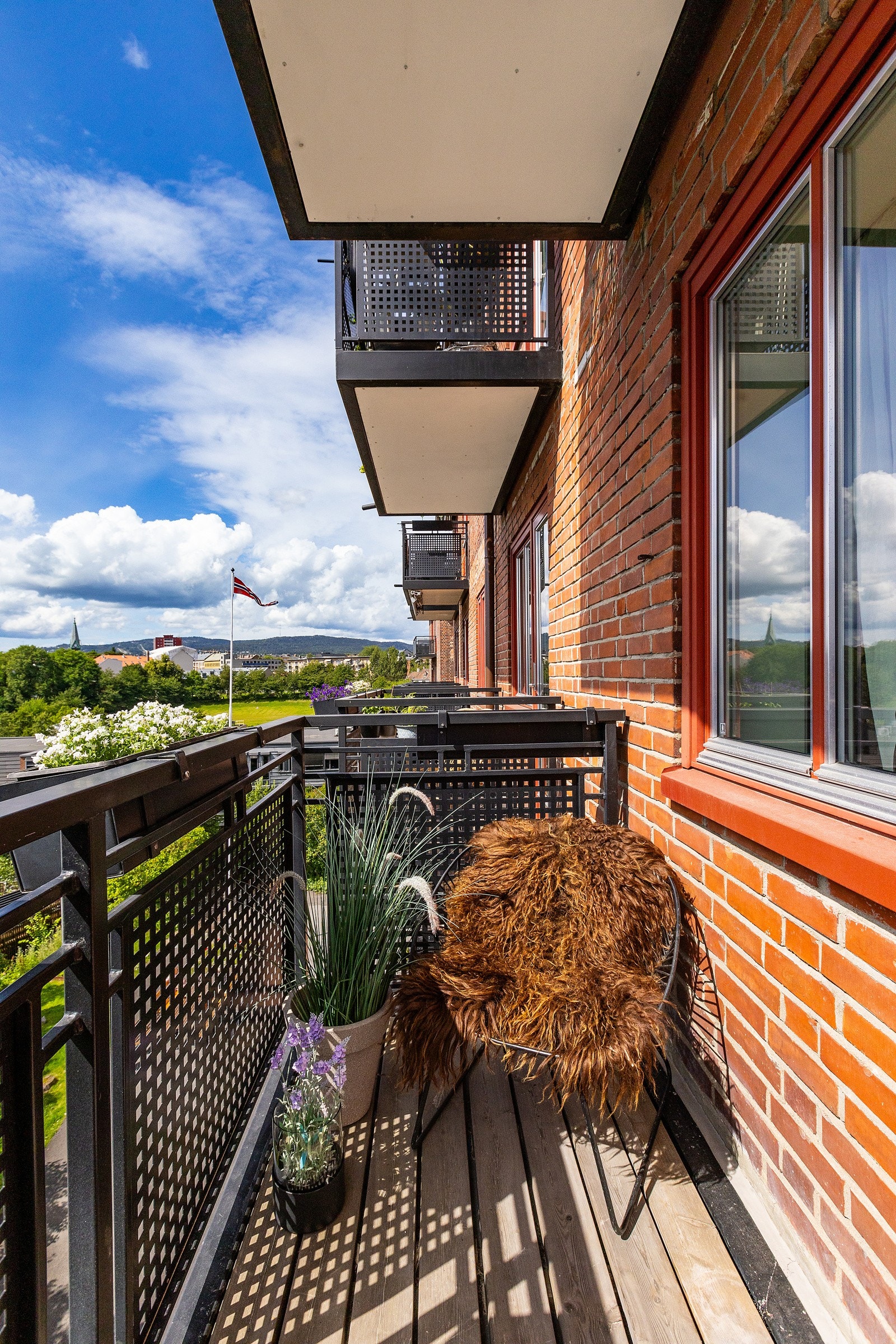 Fra stuen har du utgang til en flott og solrik sydvestvendt balkong på ca. 3m². Galleribilde