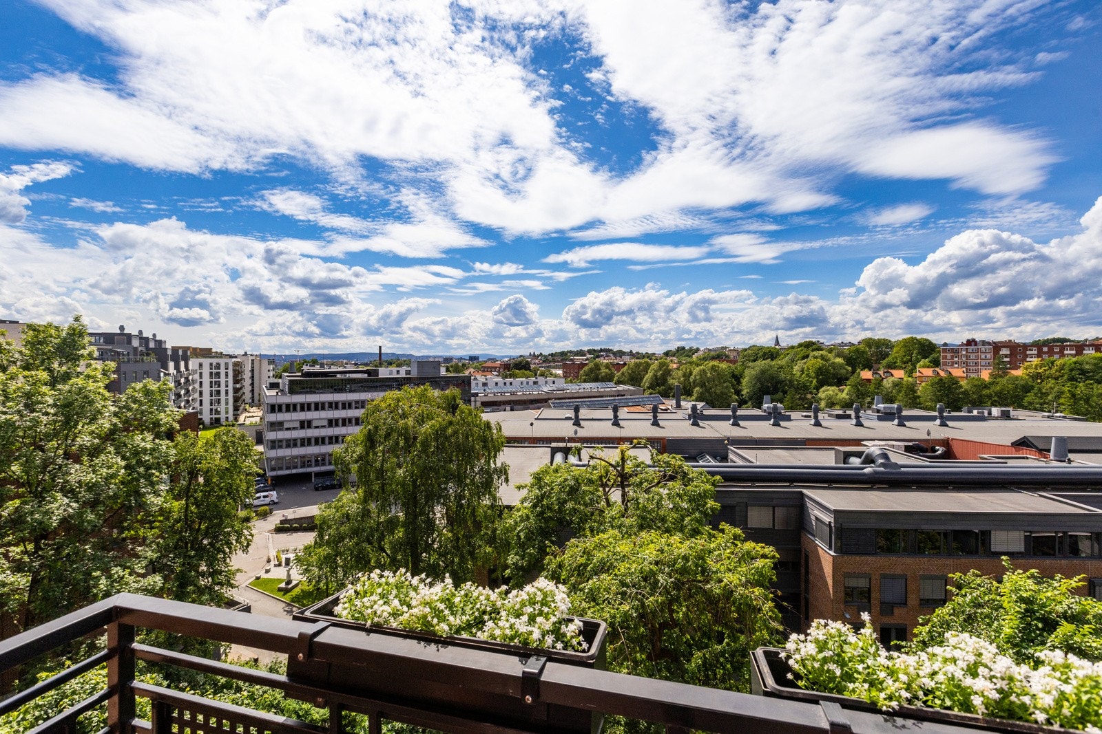Dette er uten tvil en fin plass for lange og late sommerdager! Her sitter du høyt, fritt og solrikt med nydelig utsikt over byens tak og mot Holmenkollen i vest. Galleribilde