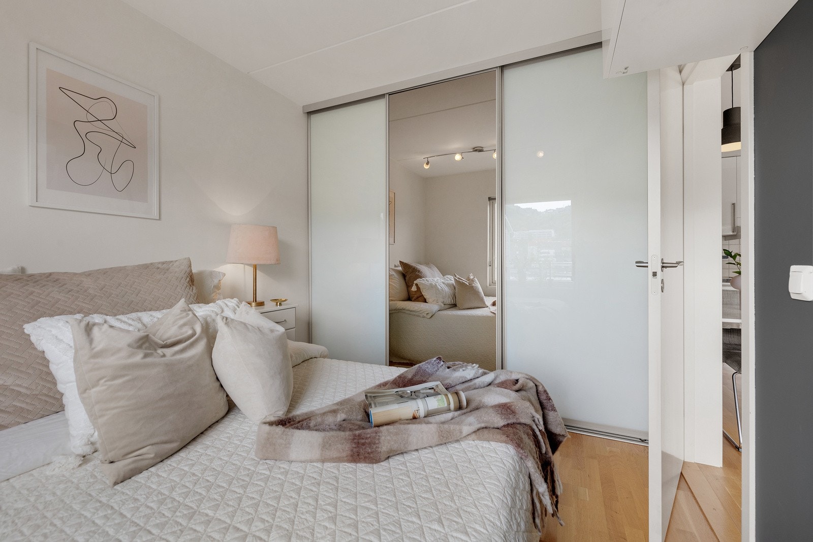 God oppbevaringsplass i stor skyvedørsgarderobe. Galleribilde