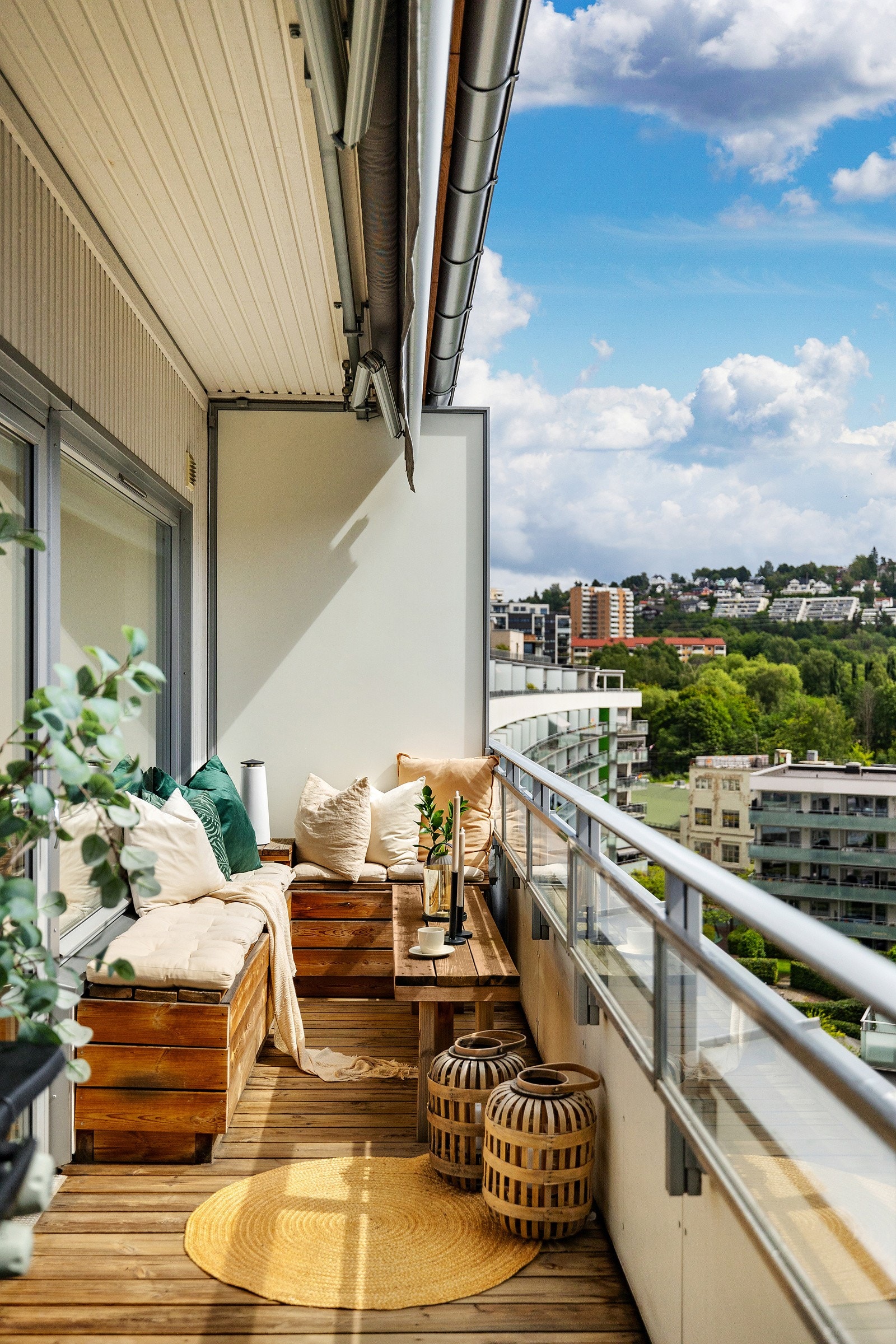 På balkongen er det lys, elektrisk markise og stikkontakt. Galleribilde