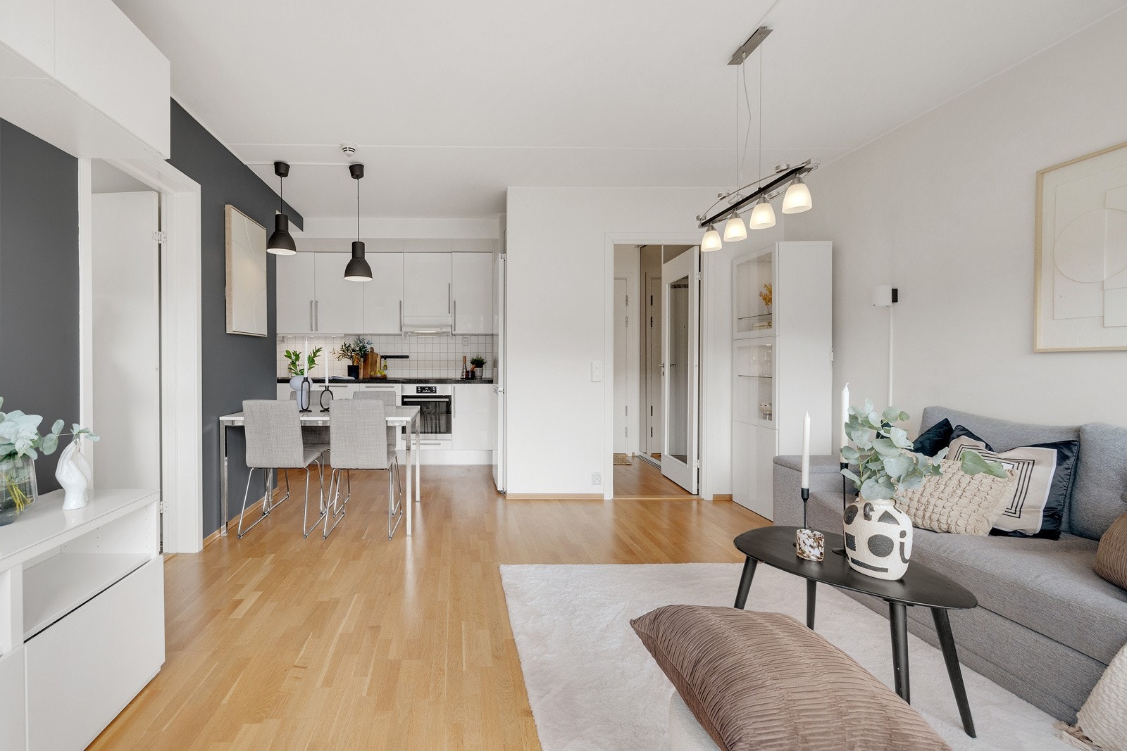 Leiligheten har en praktisk og åpen stue/kjøkken løsning som gir gode møbleringsmuligheter. Galleribilde