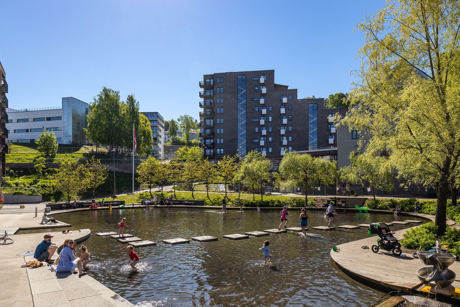 Det er hyggelige nærområder i Kværnerbyen med en liten, kunstig elv som renner gjennom. Galleribilde