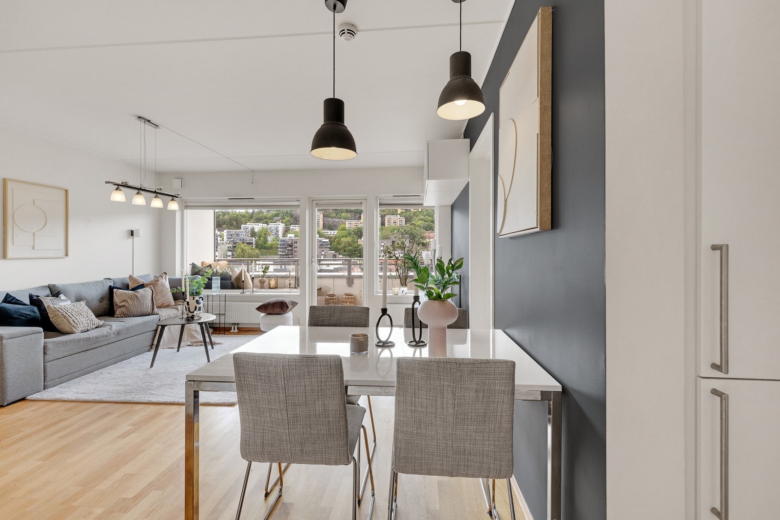 Fra de store vindusflatene slippes det inn godt med naturlig lys til stue og kjøkken. Galleribilde