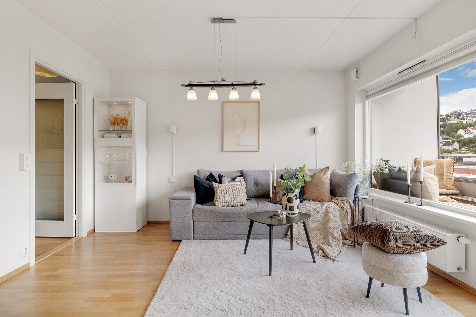 Stuen er lys og innbydende og har god plass til stor sofa og mediemøbler. Galleribilde