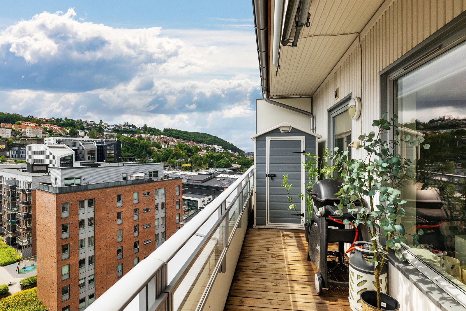 På balkongen har du gode møbleringmuligheter. Galleribilde