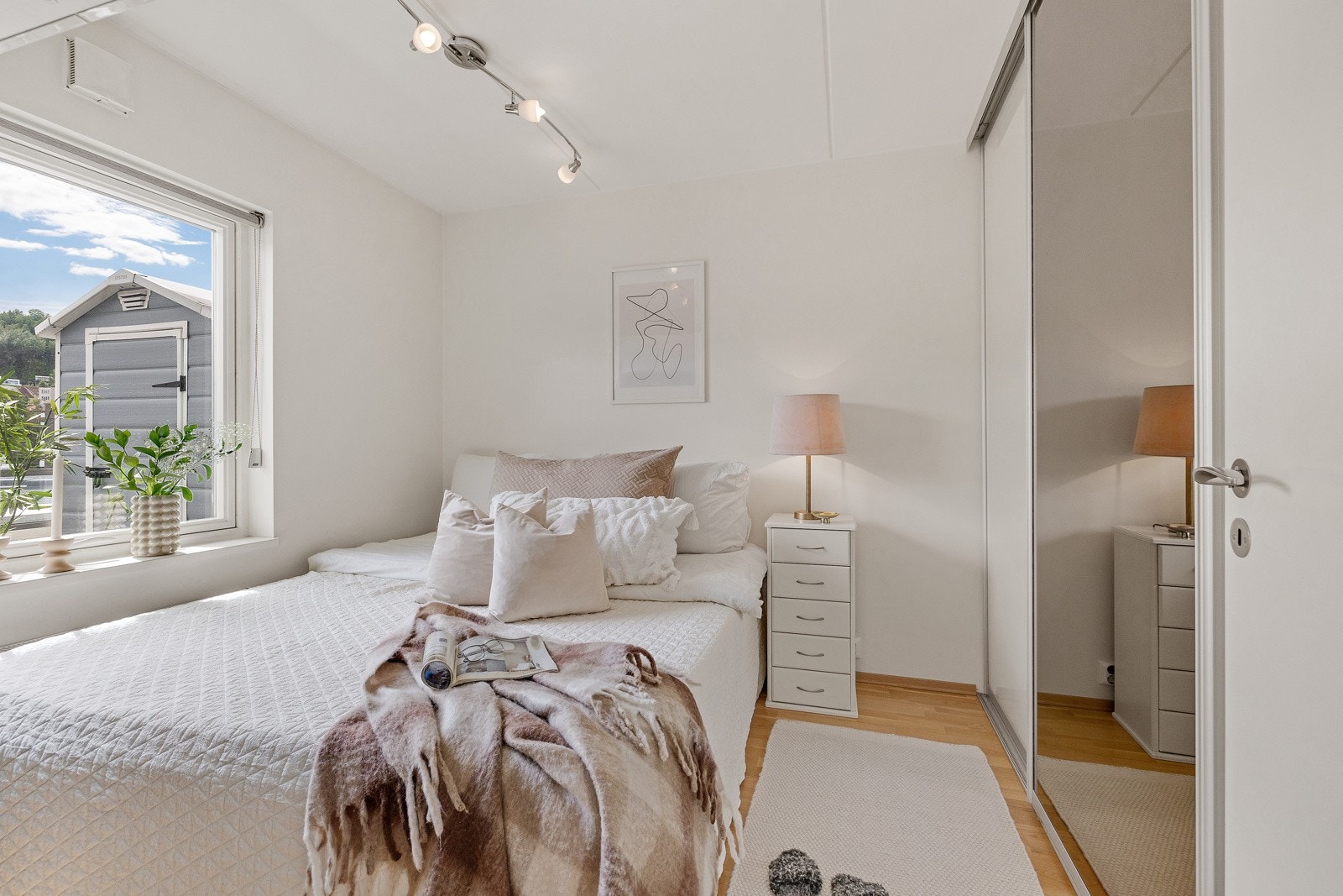 På soverommet er det plass til dobbeltseng og tilhørende nattbord. Galleribilde