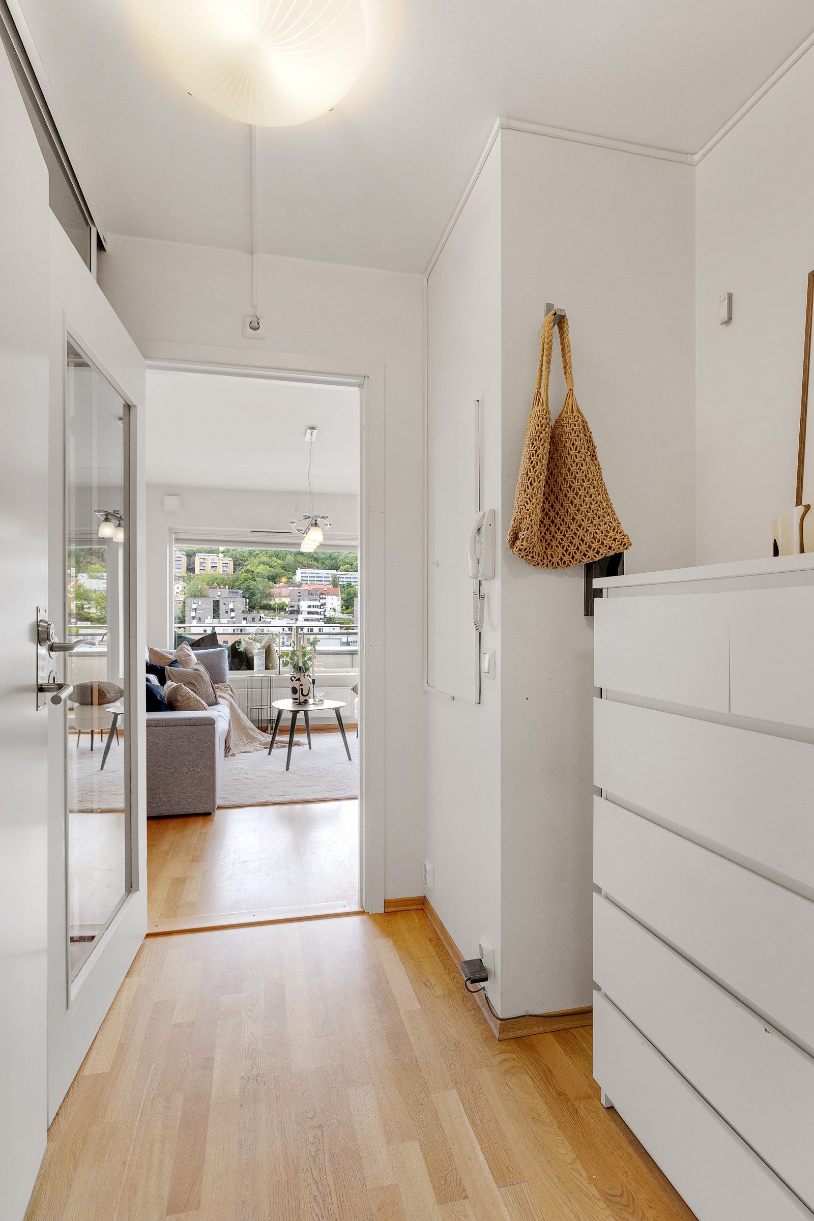 Lys og innbydende gang som gir et godt førsteinntrykk! Galleribilde