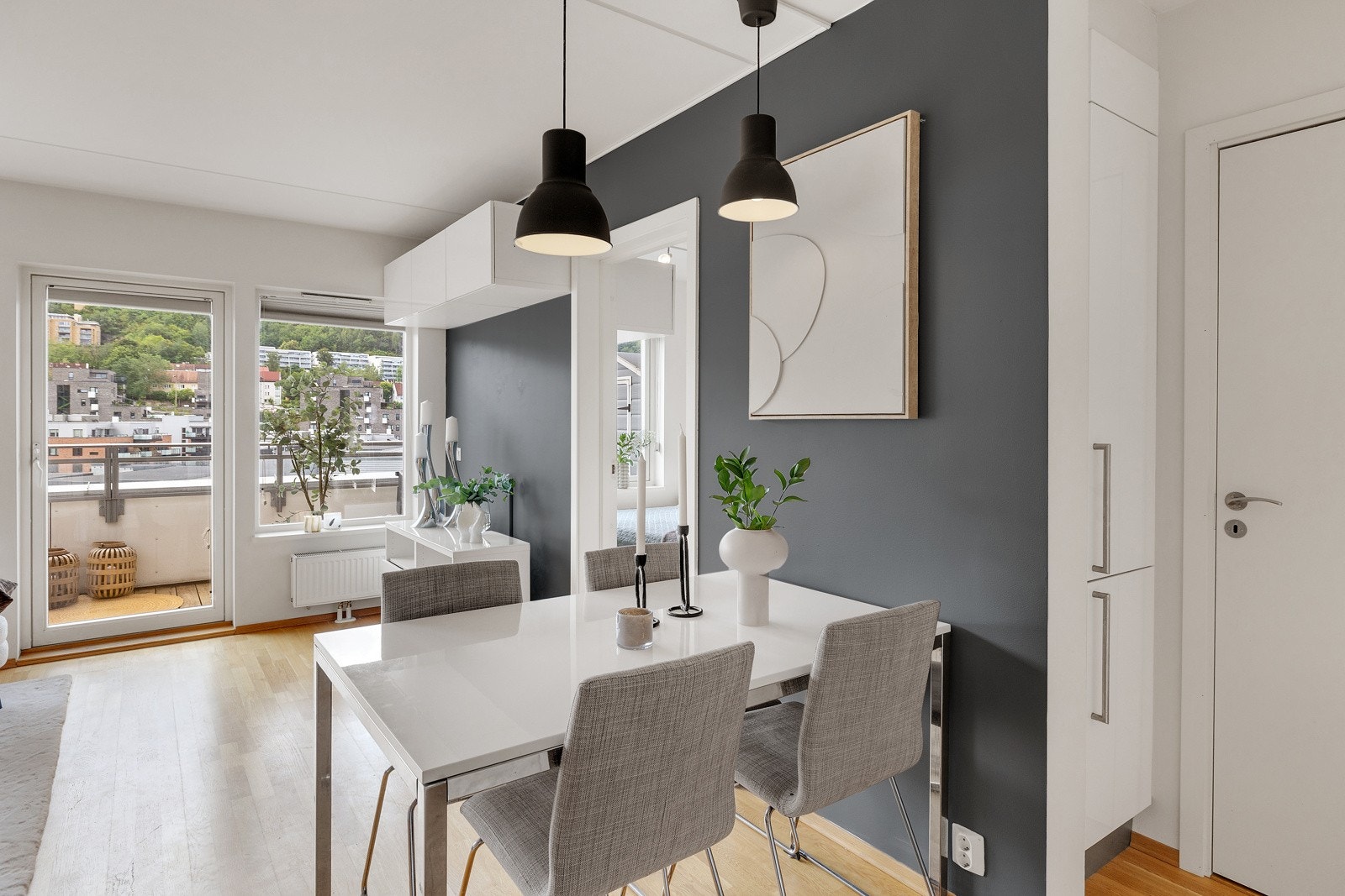 Det er gjennomgående delikate farge- og materialvalg i leiligheten som gjør den svært innbydende. Galleribilde