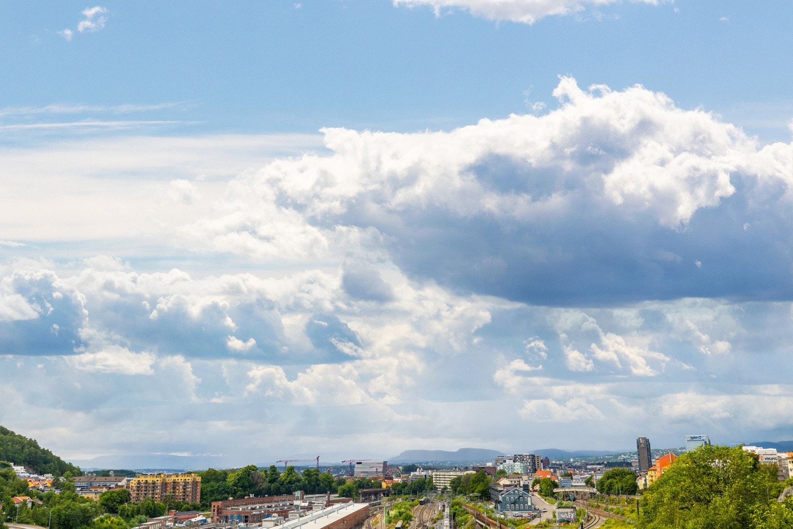 Nydelig utsikt fra takterassen og sol hele dagen! Galleribilde