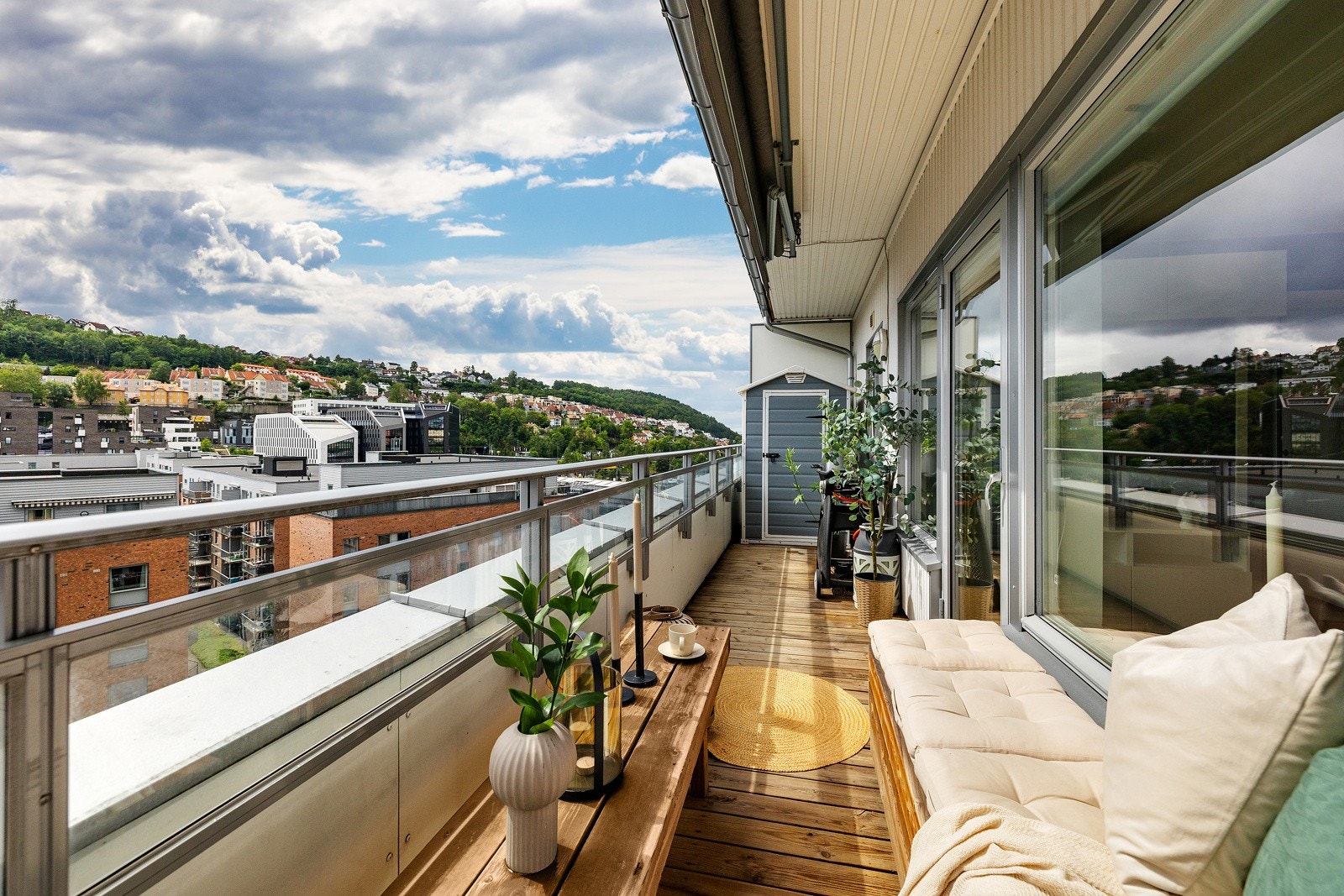 Fra stuen kommer du ut til en romslig balkong på 10 kvm med meget gode solforhold! Galleribilde