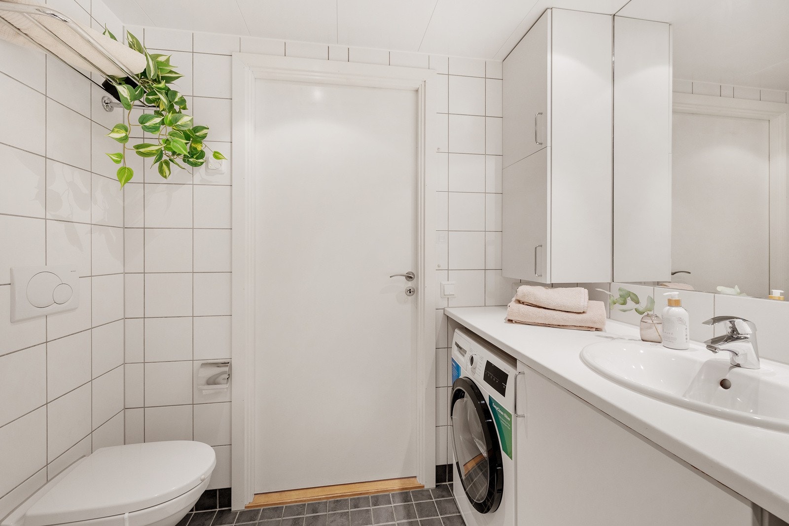 Det gis mye lys til rommet med downlight i taket. Galleribilde