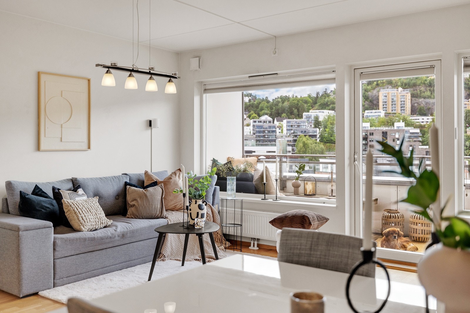 Lys og flott stue med direkte tilkomst til balkongen fra stue/kjøkken. Galleribilde