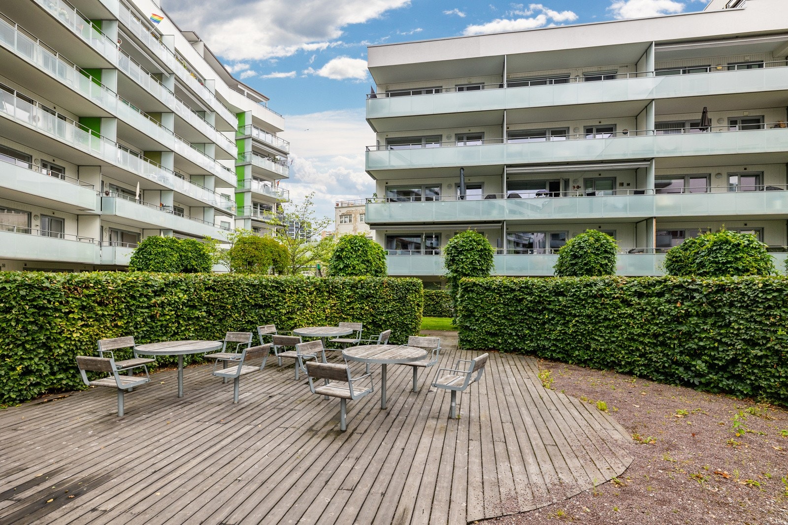 I borettslaget er det hyggelige fellesområder med benker. Galleribilde