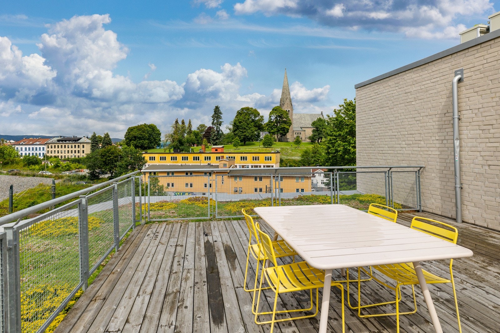 Takterrassen går over hele bygget og det er flere soner med sittegrupper og utsikt mot Vålerenga, sentrum og Ekeberg. Galleribilde