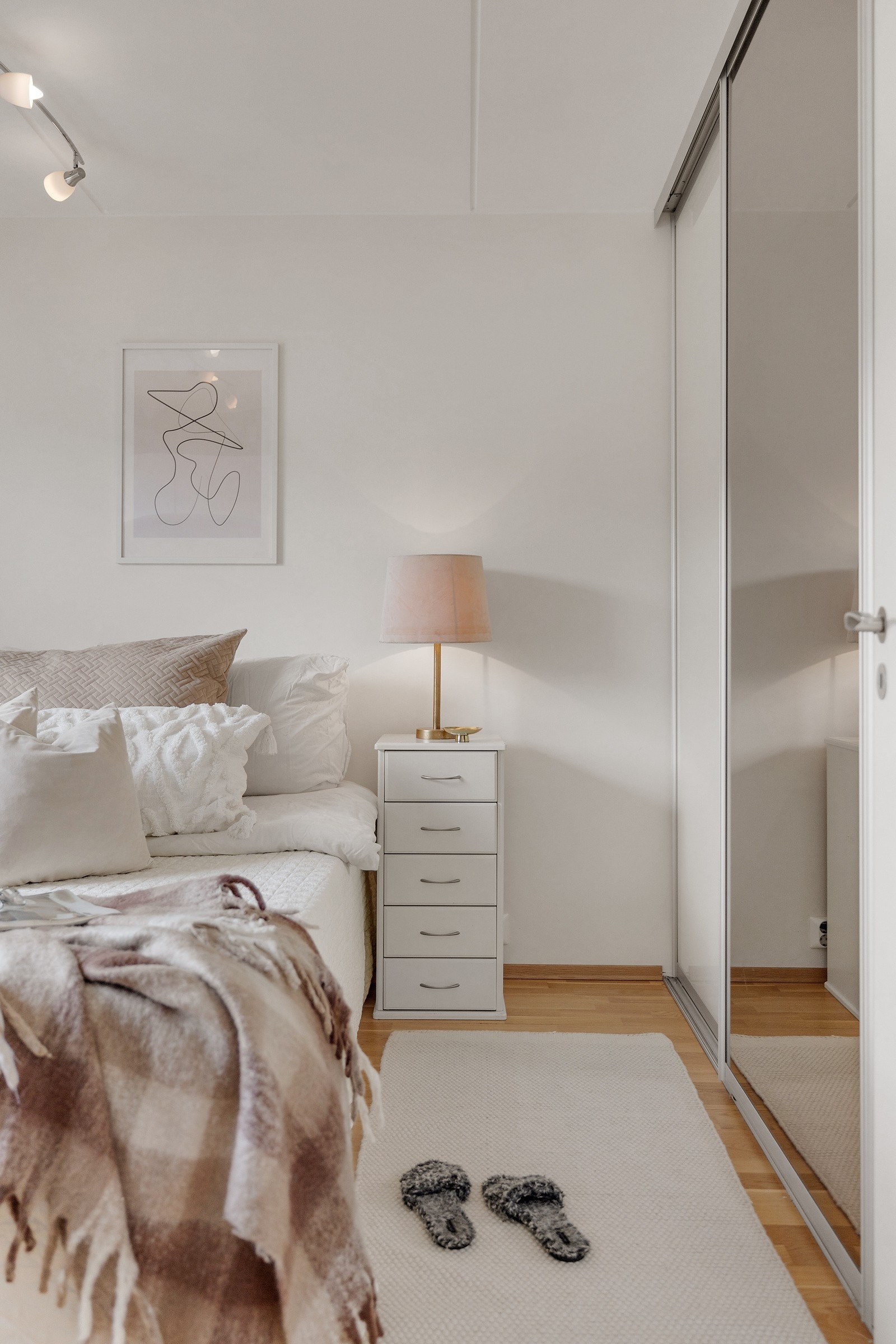 Det gis umiddelbart en lun og koselig stemning av å gå inn på soverommet. Galleribilde