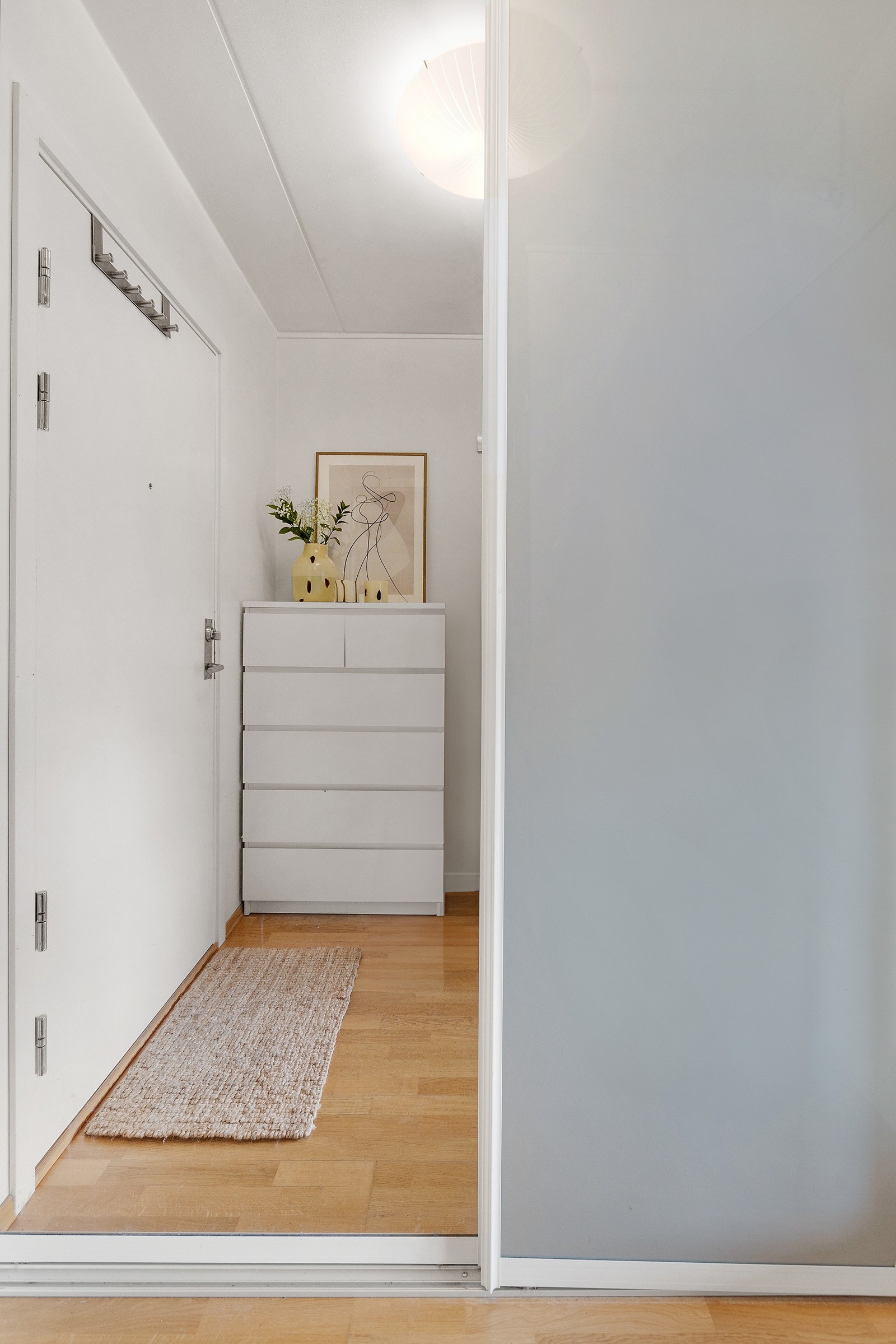 I gangen er det en skyvedørsgarderobe med god plass til oppbevaring. Galleribilde