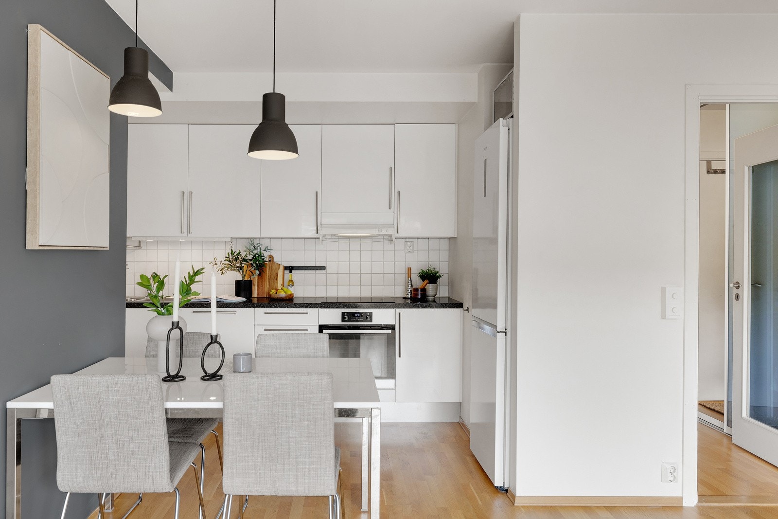 I tilknytning til kjøkkenet er det plass til spisebord med plass til besøk. Galleribilde