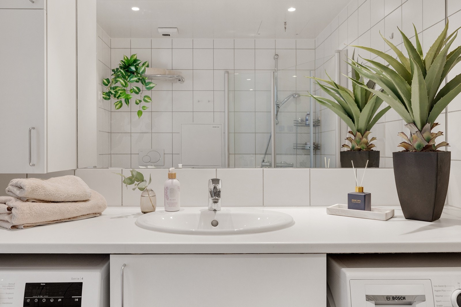 Speilet er av god størrelsenoe som gir god romfølelse, samt ekstra skap på veggen for mer lagringsplass. Galleribilde