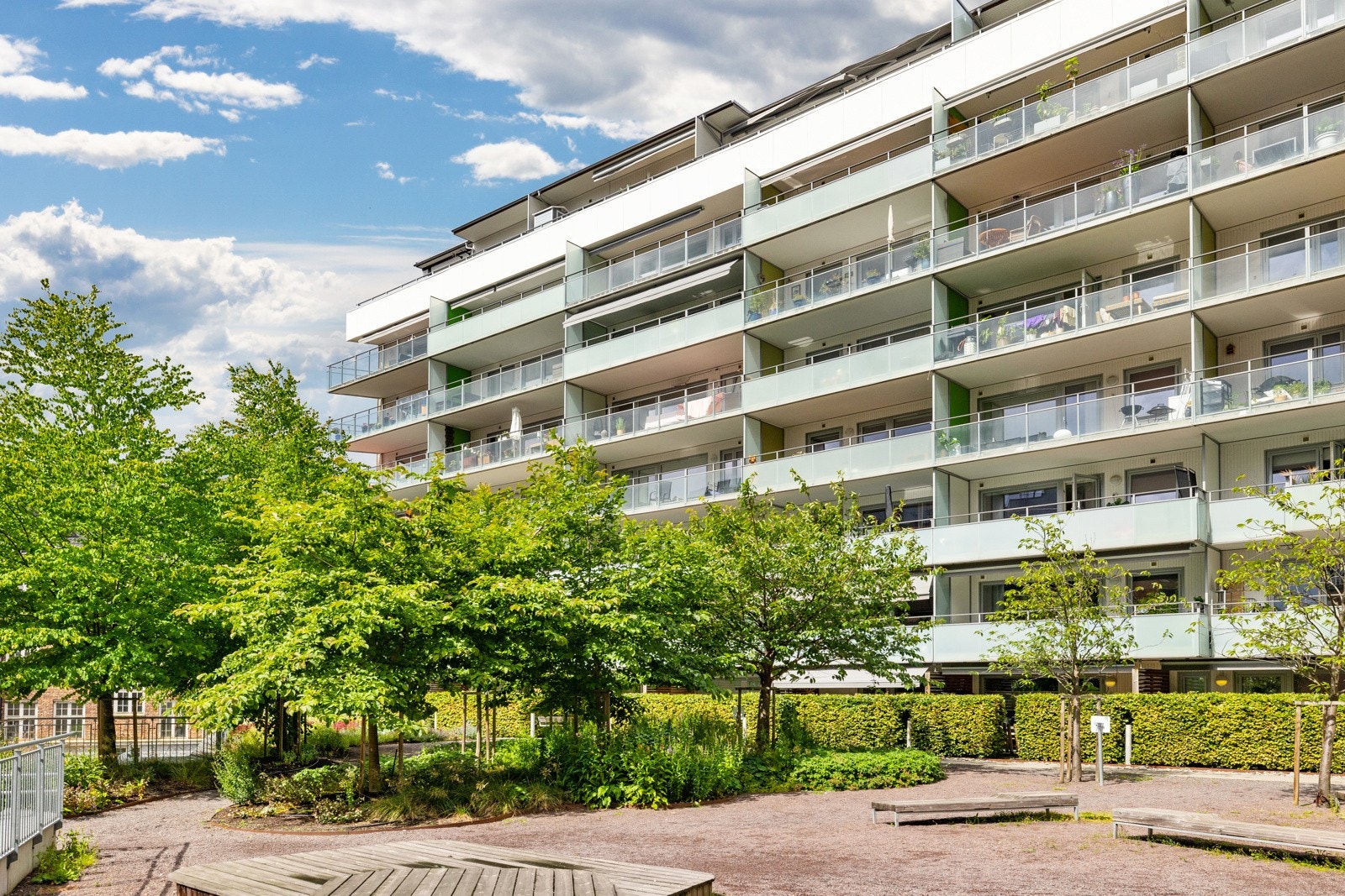 Hyggelig uteområde med benker og grøntarealer like utenfor. Galleribilde