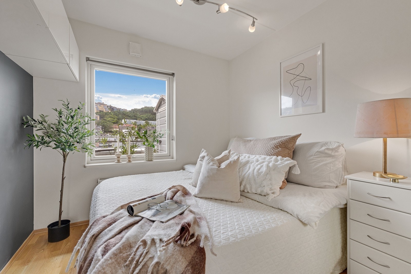 Fra soverommet har du flott utsikt og det er mulig å plassere sengen lengre ut fra veggen om man ønsker å ha et lite nattbord på begge sider. Galleribilde