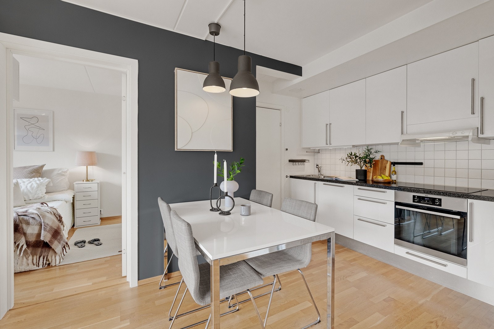 Kjøkkenet er utstyrt med integrerte hvitevarer. Galleribilde