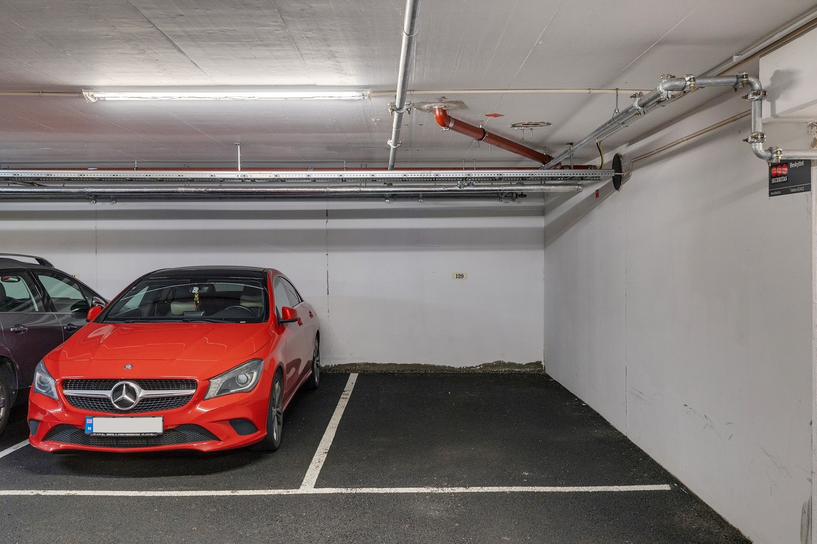 Det medfølger parkeringsplass i felles anlegg med praktisk adgang via heis. Galleribilde