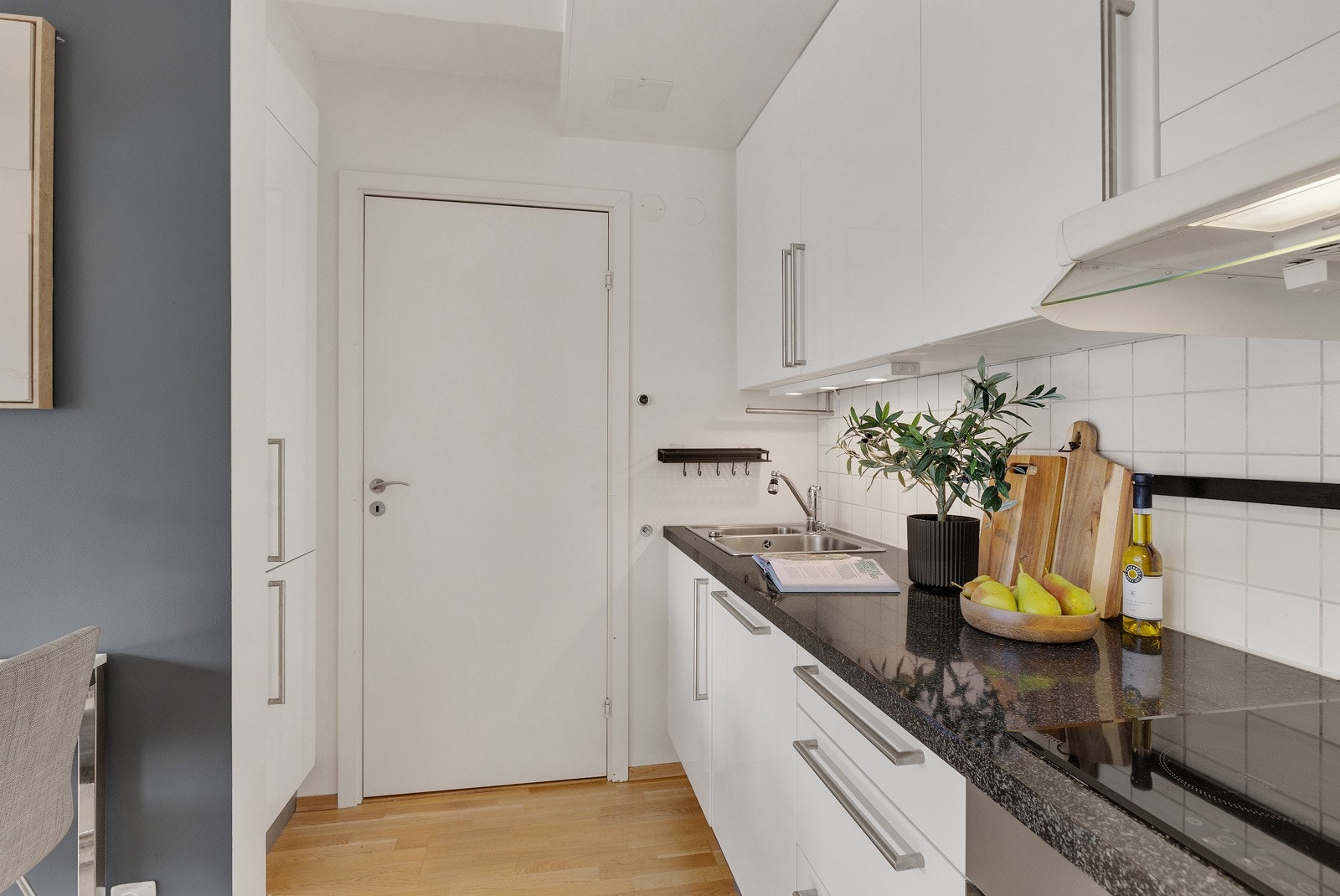 Det er god skapplass til oppbevaring av kjøkkenutstyr. Galleribilde