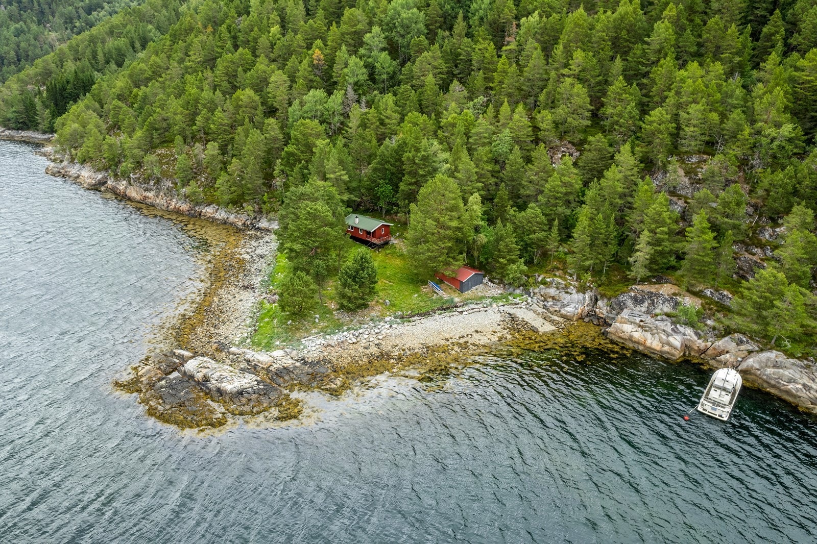 DIn lokale eiendomsmegler Notar v/ Fredrik Rindahl har gleden av å presentere denne flotte eiendommen i Bøkleppvegen 313! Galleribilde