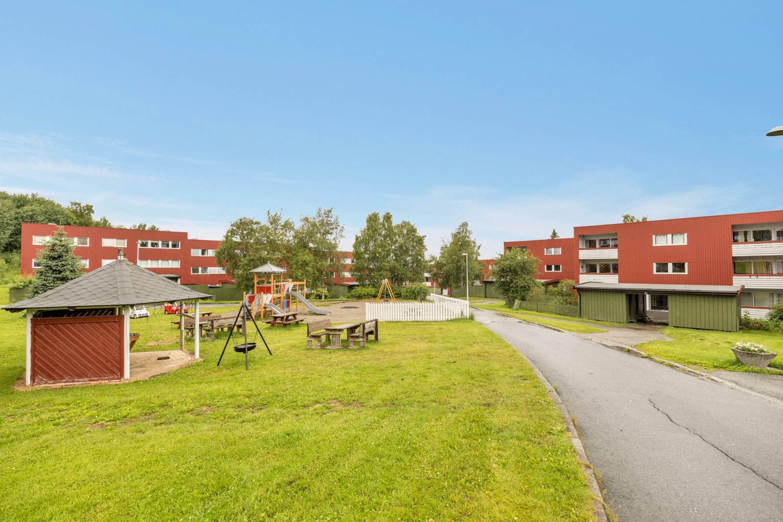 Borettslaget har flotte utearealer og lekeplasser for beboerne. Galleribilde