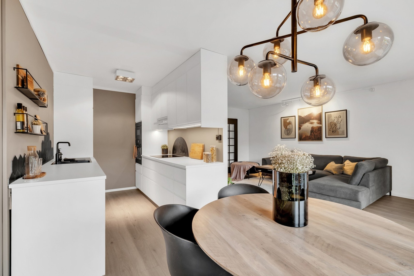 Det er delvis åpen stue/ kjøkkenløsning som gir boligen flere gode soner. Galleribilde