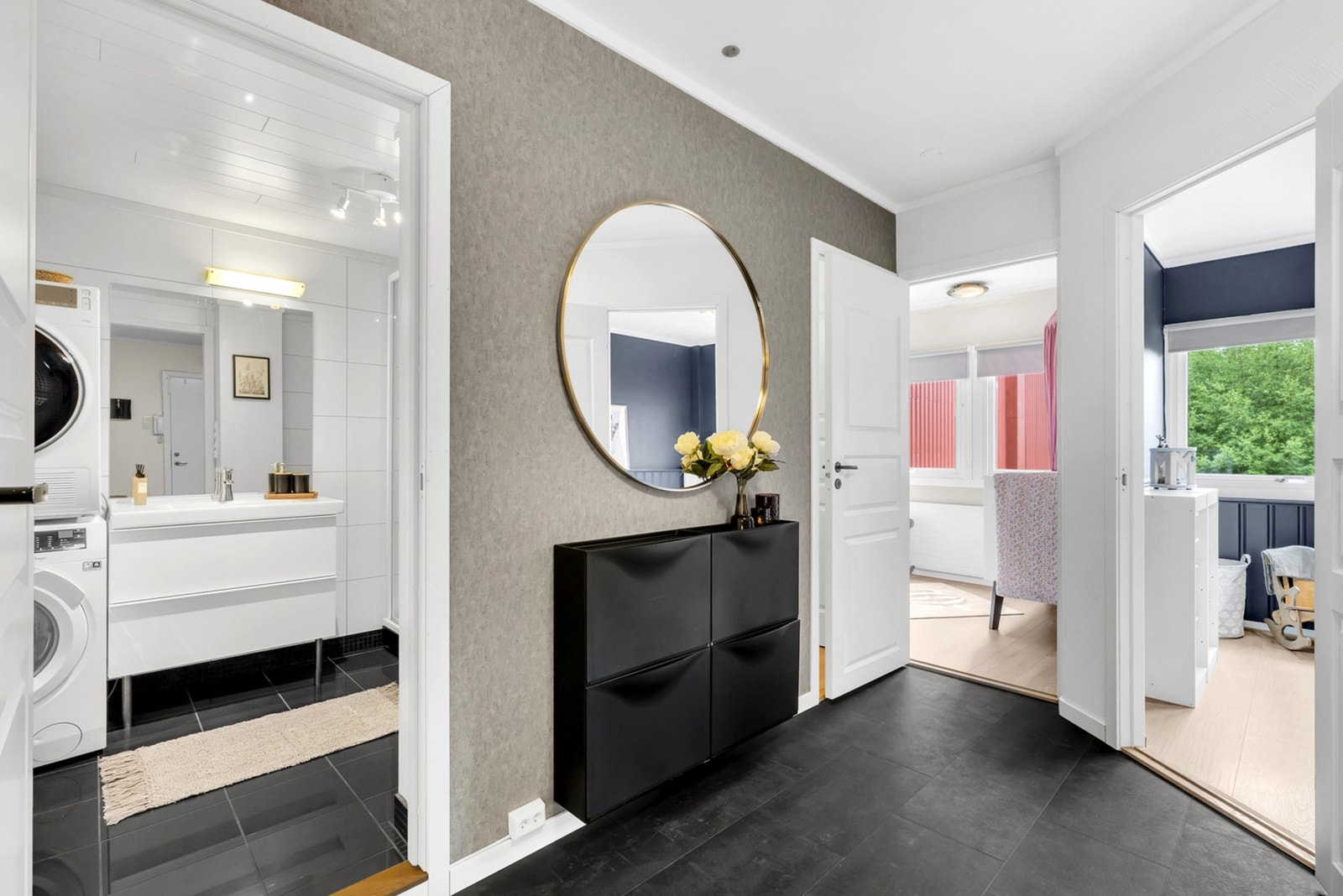 Entreen har gode oppbevaringsmuligheter og god plass til sko- og klesoppheng. Galleribilde