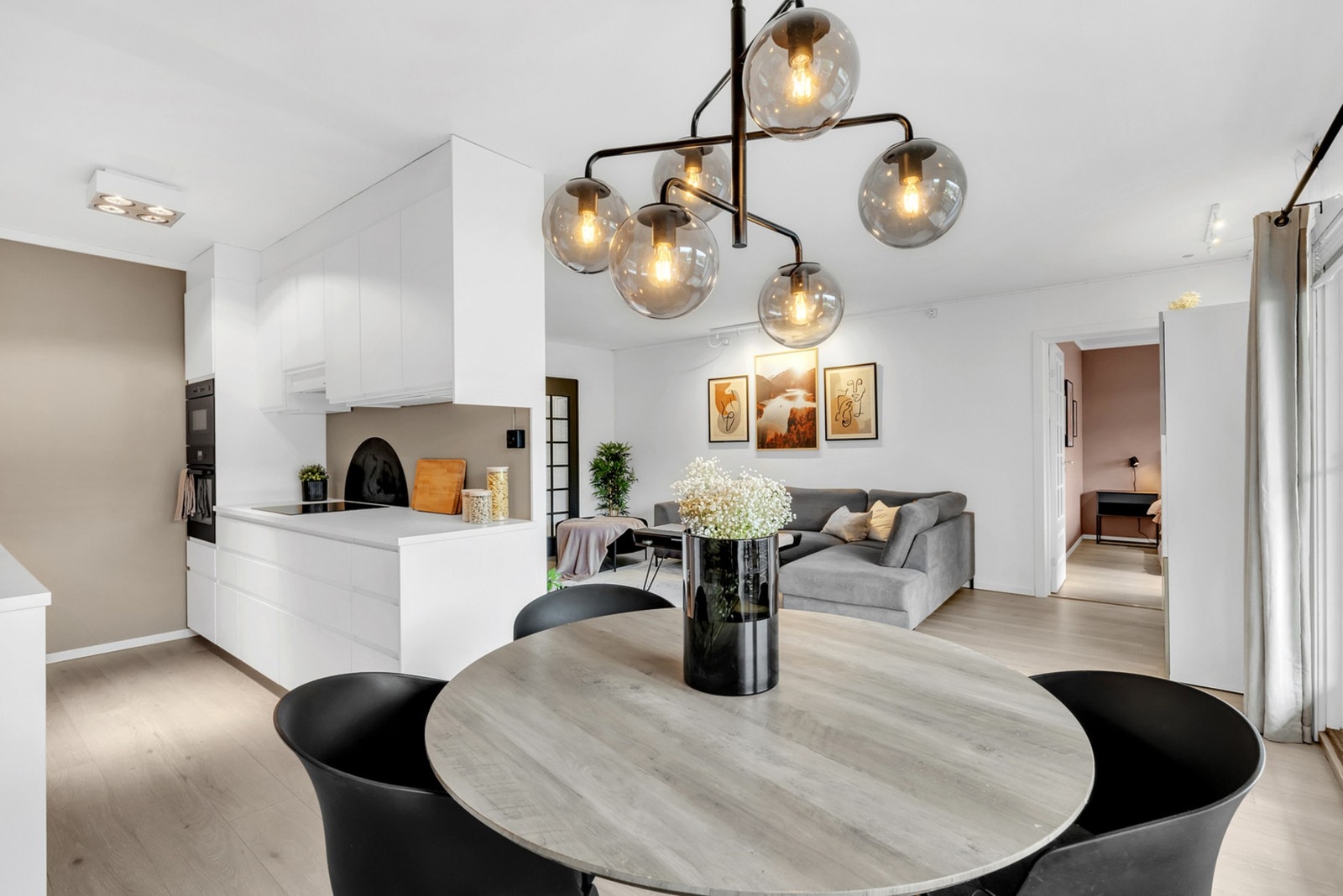 Spisestuen finner sin naturlige plass i forlengelsen av rommet. Galleribilde