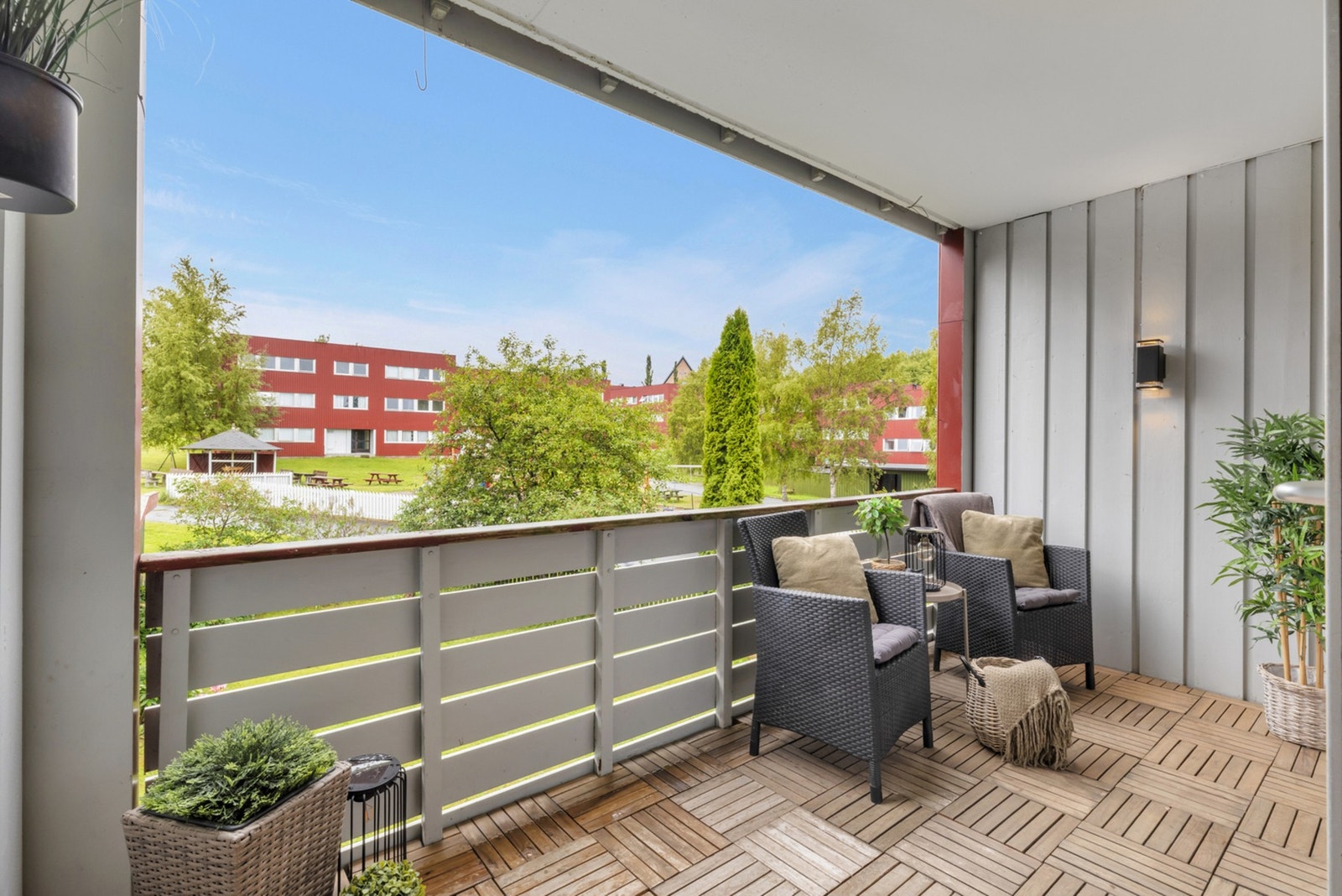 Balkongen er på 6,7 m² som gir plass til ønsket utemøblement. Galleribilde