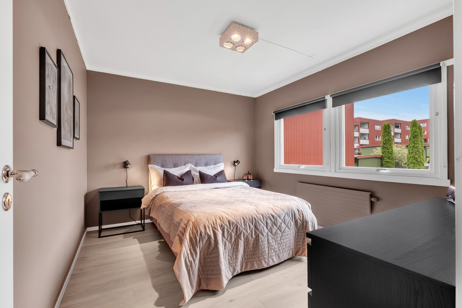 Hovedsoverommet er på 11,8 m² som gir plass til dobbeltseng og ønsket møblement. Galleribilde