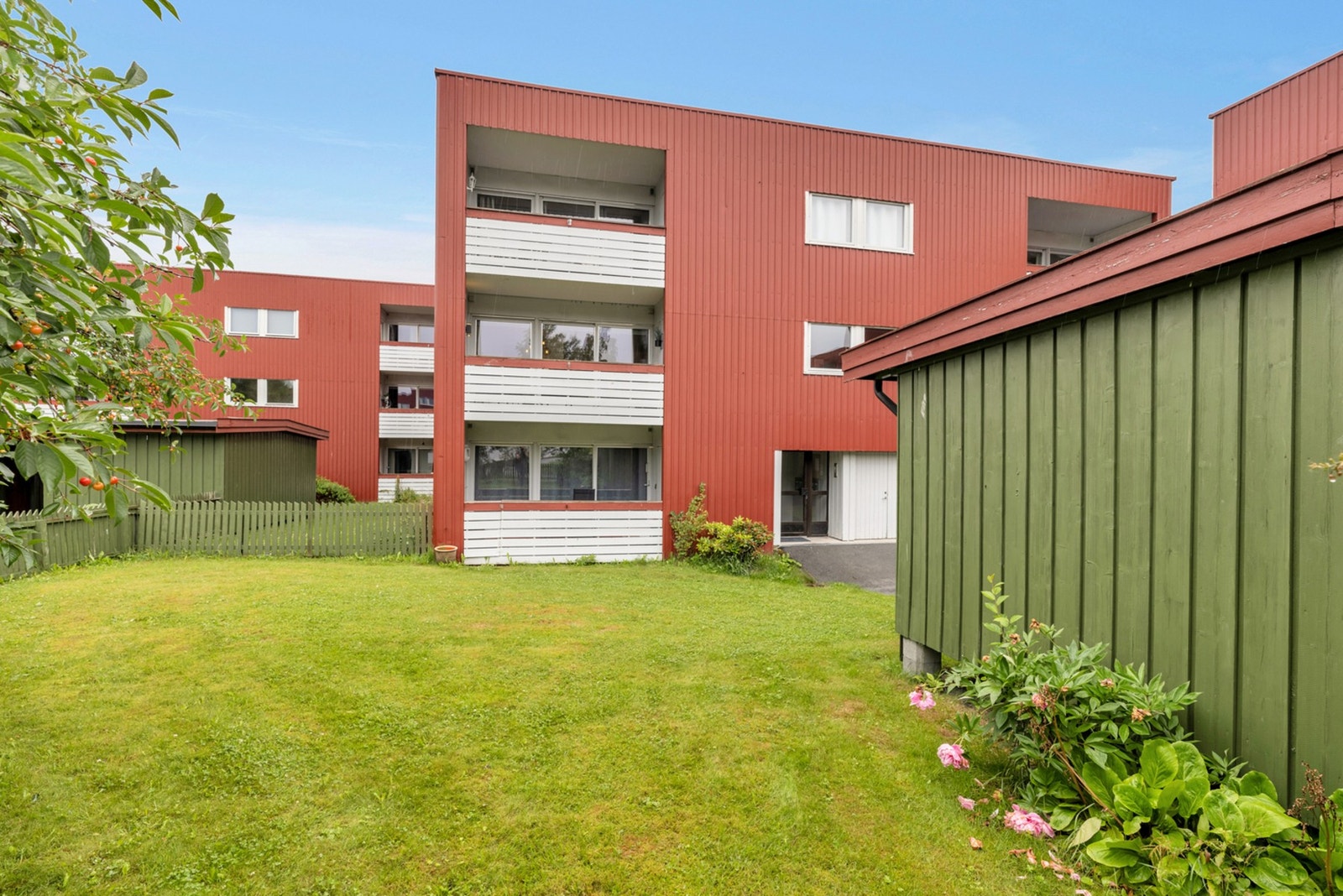 Leiligheten ligger fint til i feltet med utsikt over felles grøntareal. Galleribilde