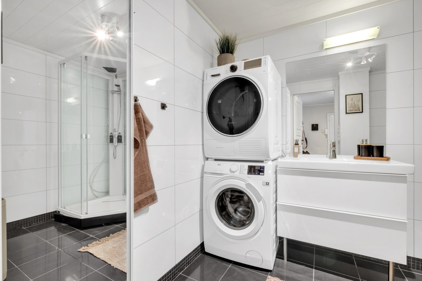 Flislagt bad med gulvvarme og mekanisk avtrekk. Galleribilde