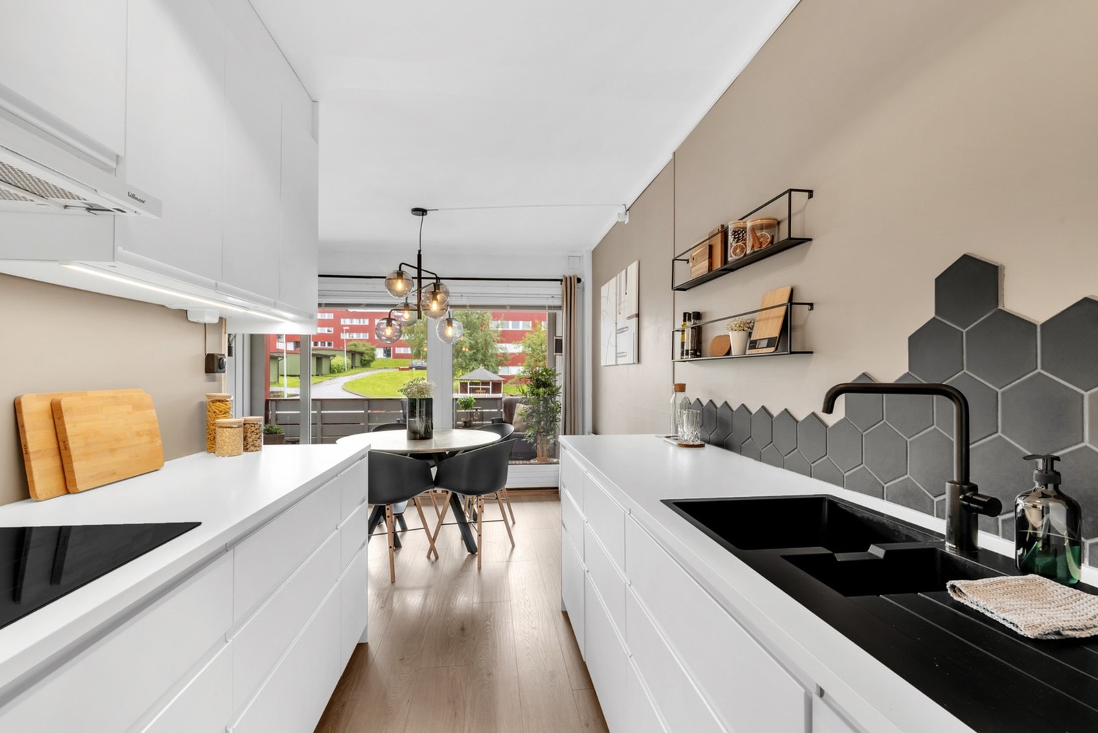 Stilrent kjøkken som ble pusset opp i 2020. Kjøkkenet har fått TG1 av takstmann. Galleribilde