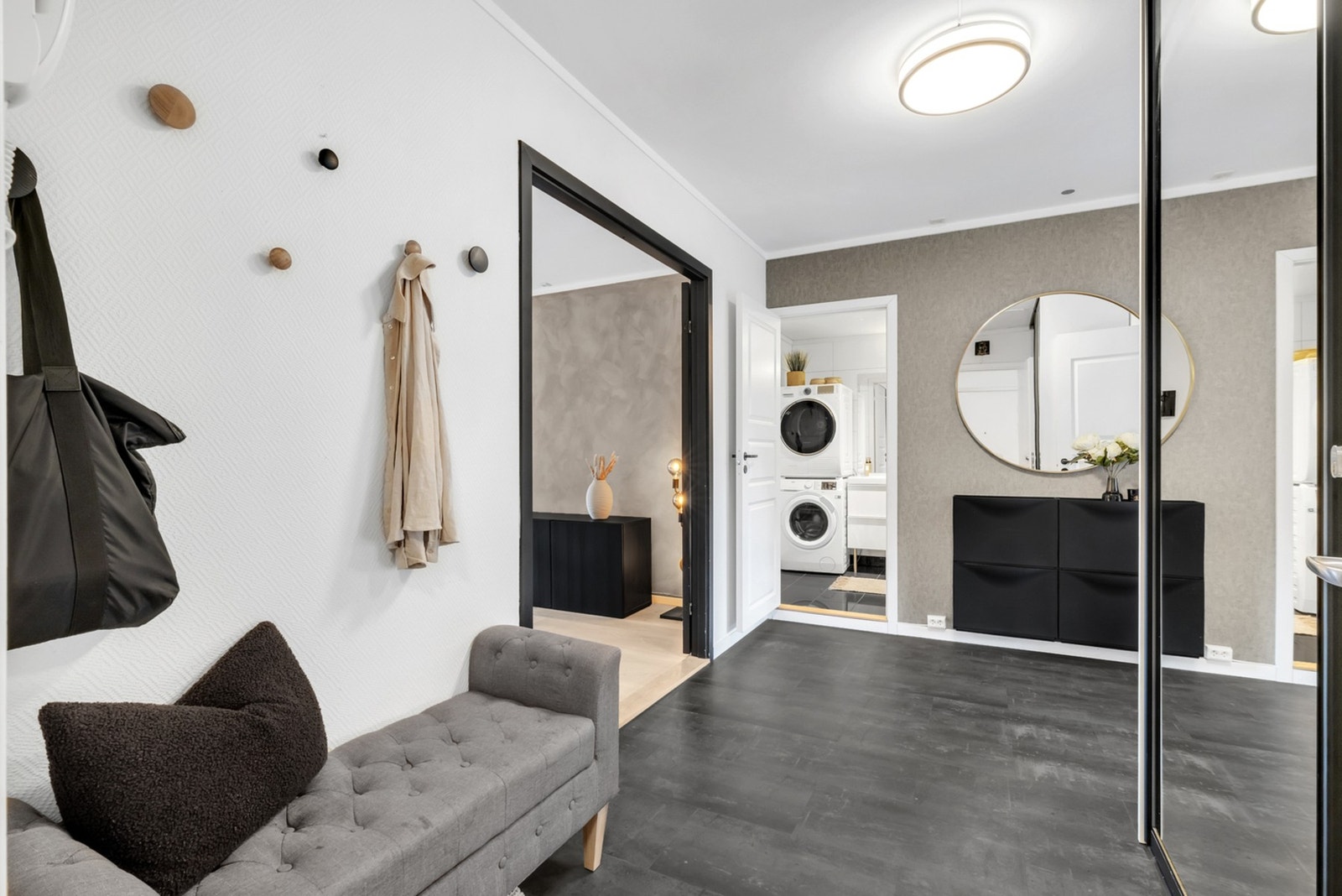 Pen og romslig entre på hele 10, 5 m² som er utstyrt med en praktisk skyvedørsgarderobe. Galleribilde