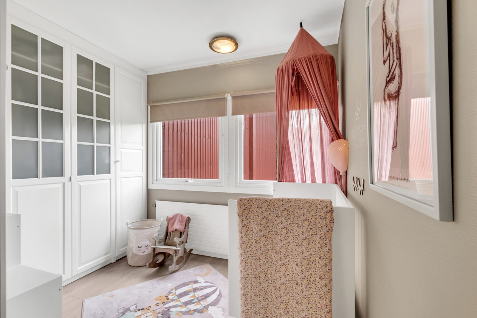 Soverom 3 er på 7 m² og er utstyrt med en praktisk garderobeløsning. Galleribilde