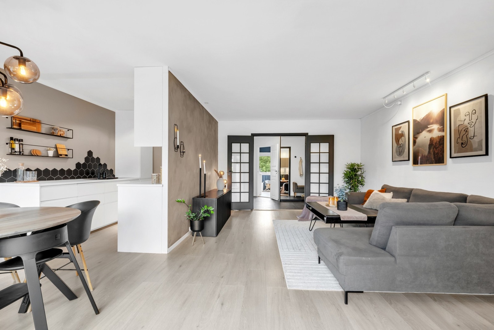 Romslig og lys stue på 29,1 m² med en god planløsning som gir plass til ønsket møblement. Galleribilde