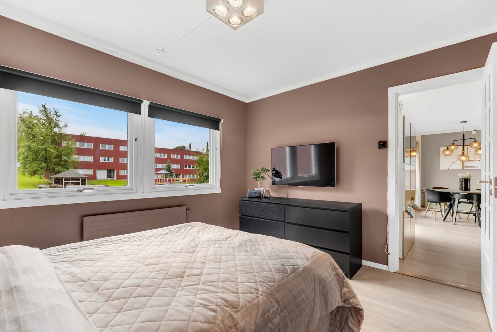 Store vindusflater gir rommet rikelig med naturlig lysinnslipp. Galleribilde