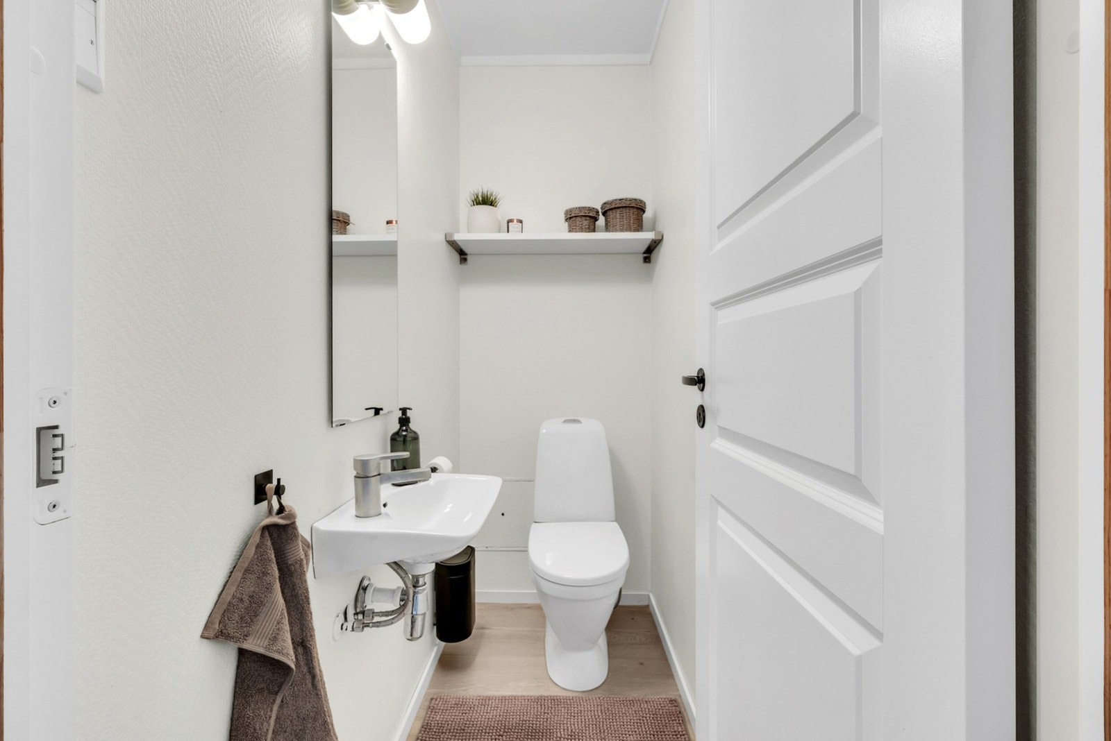 Separat toalettrom vegg i vegg med badet. Galleribilde