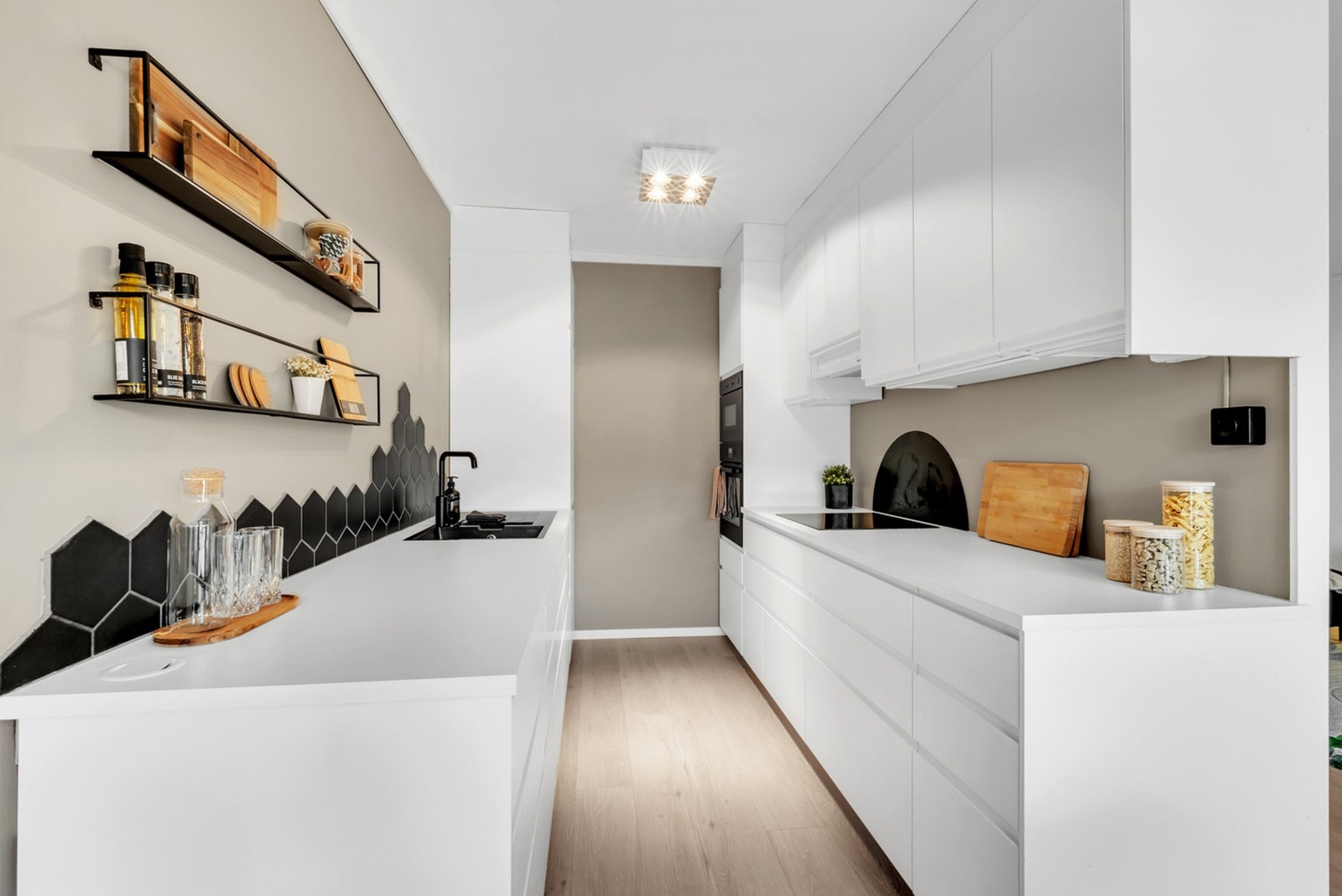 Kjøkkenet er utstyrt med integrerte hvitevarer som medfølger handelen. Galleribilde