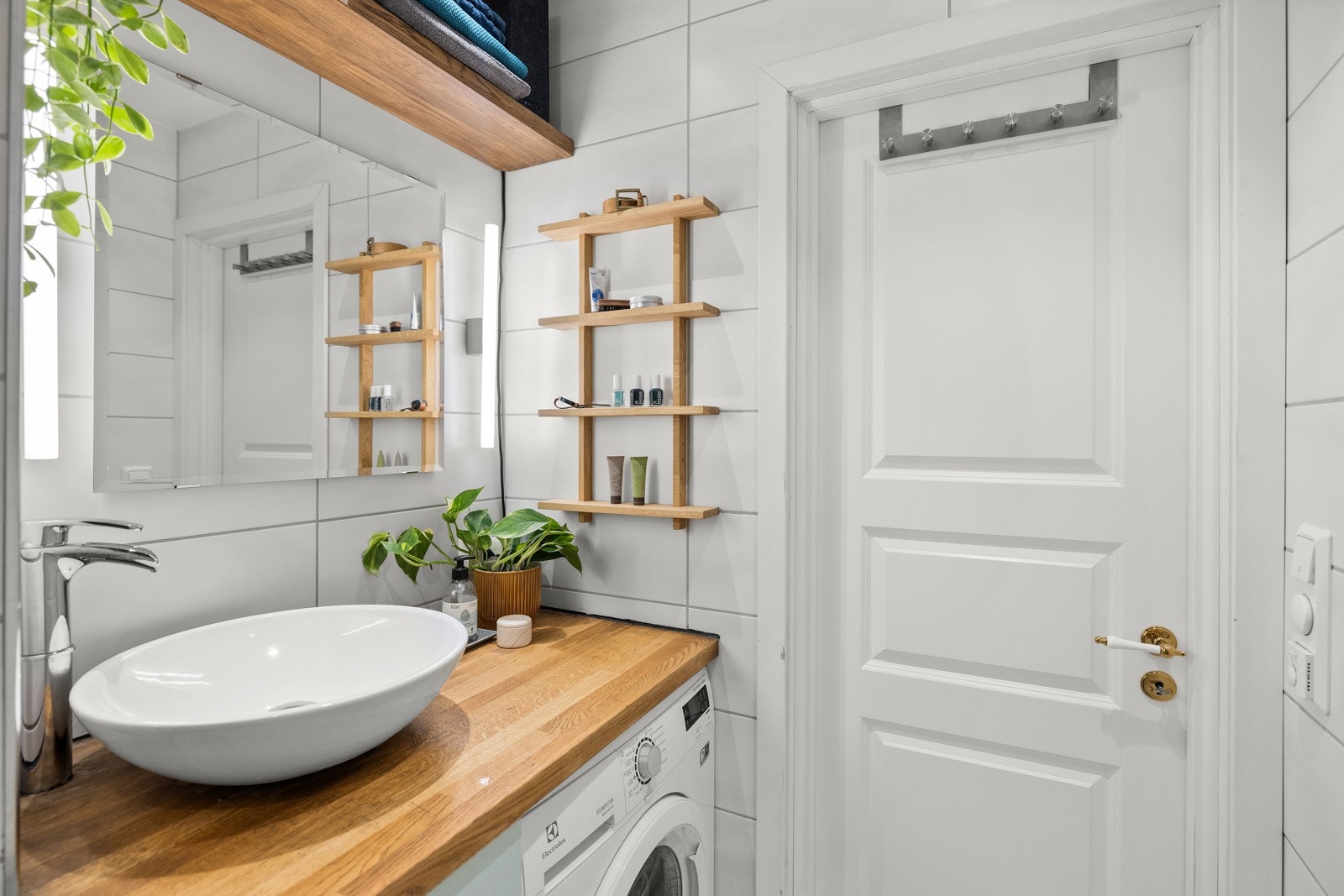 Godt med oppbevaring og plass til vaskemaskin under benken. Galleribilde