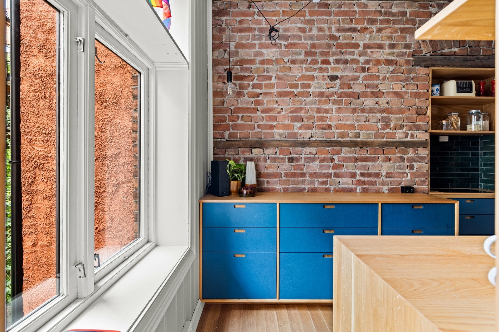 Murstein! Gir så mye liv til dette kjøkkenet med blå fronter. Galleribilde