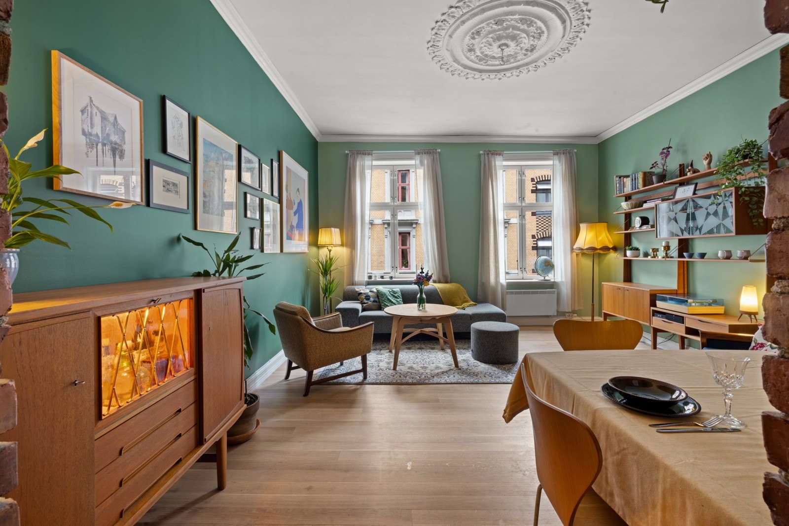 Før vi går amok med litt detaljbilder og stæsj vil vi vise den romslige stuen. Galleribilde