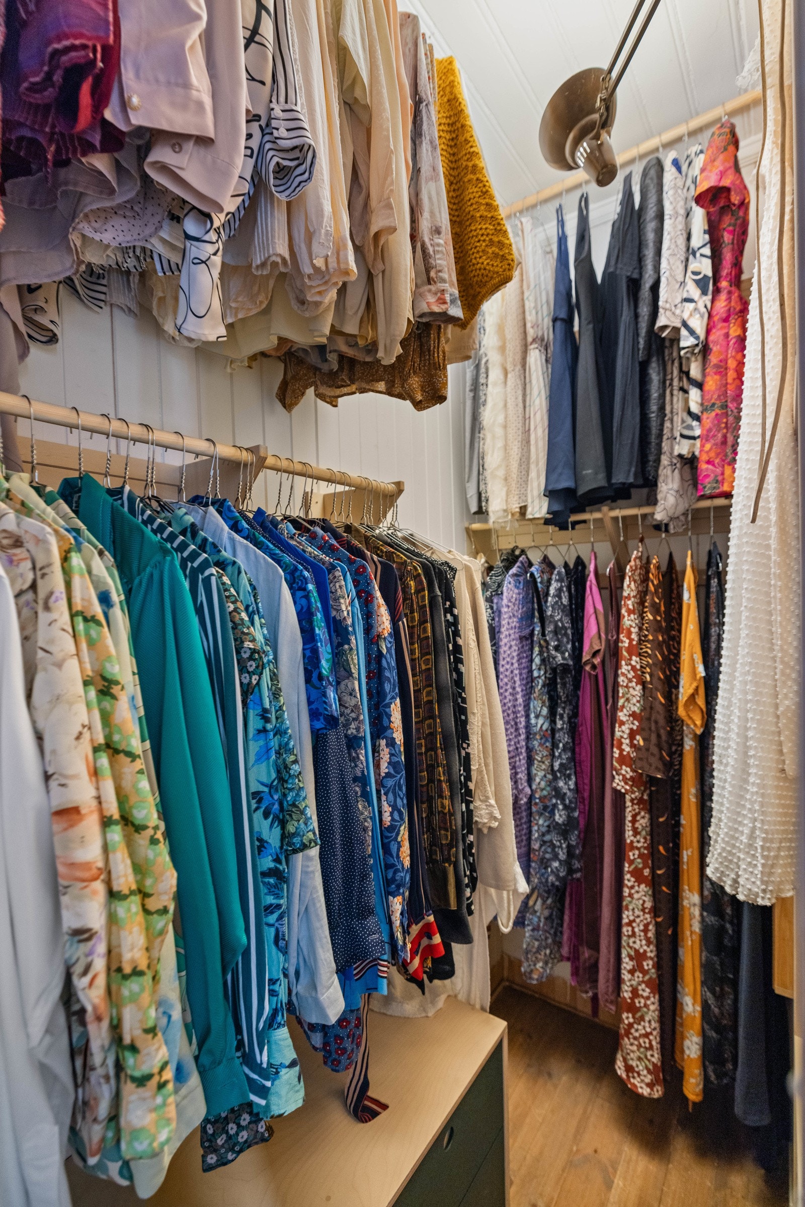 Walk in gir ekstra med oppbevaring. Apropos - boder på tilsammen 10 kvm følger med! Galleribilde