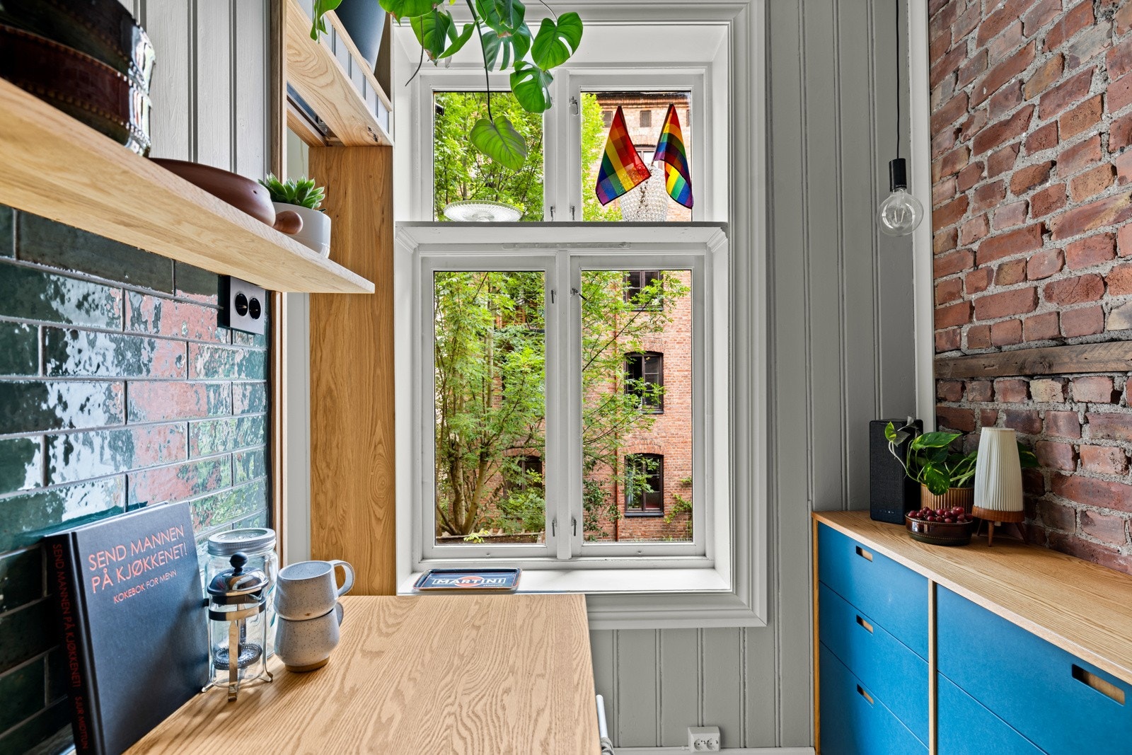 Stort vindu gir godt med naturlig lys - legg merke til den dype vinduskarmen også. Galleribilde